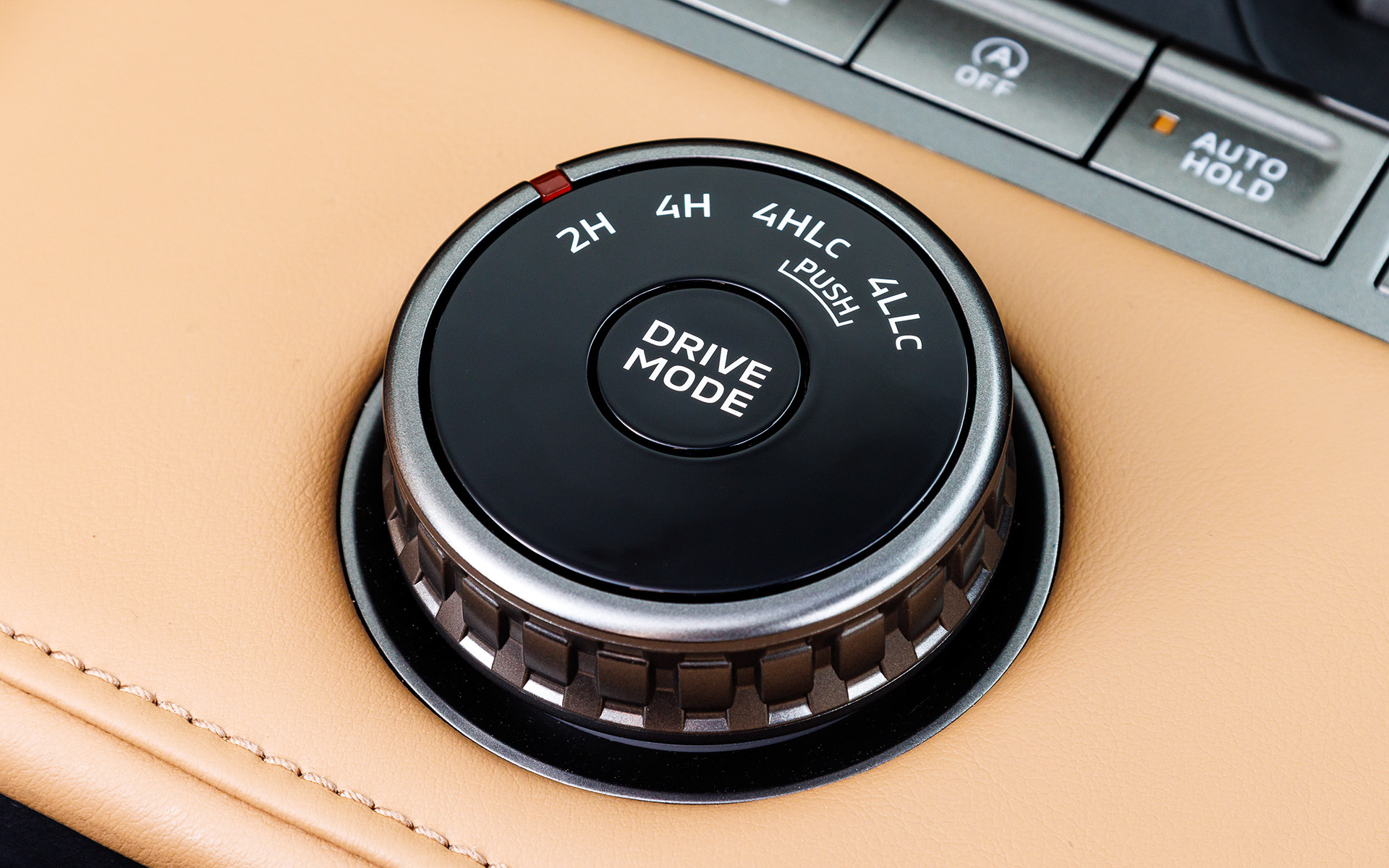 車両運動統合制御システム「スーパーオールホイールコントロール（S-AWC）」を採用し、走行シーンに応じて2H（後輪駆動）、4H（フルタイム4WD）、4HLc（センターデフロック）、4LLc（ローギヤ＋センターデフロック）から任意で選択できる。またドライブモードはNORMAL、ECO、GRAVEL、SNOW、MUD、SAND、ROCKを用意