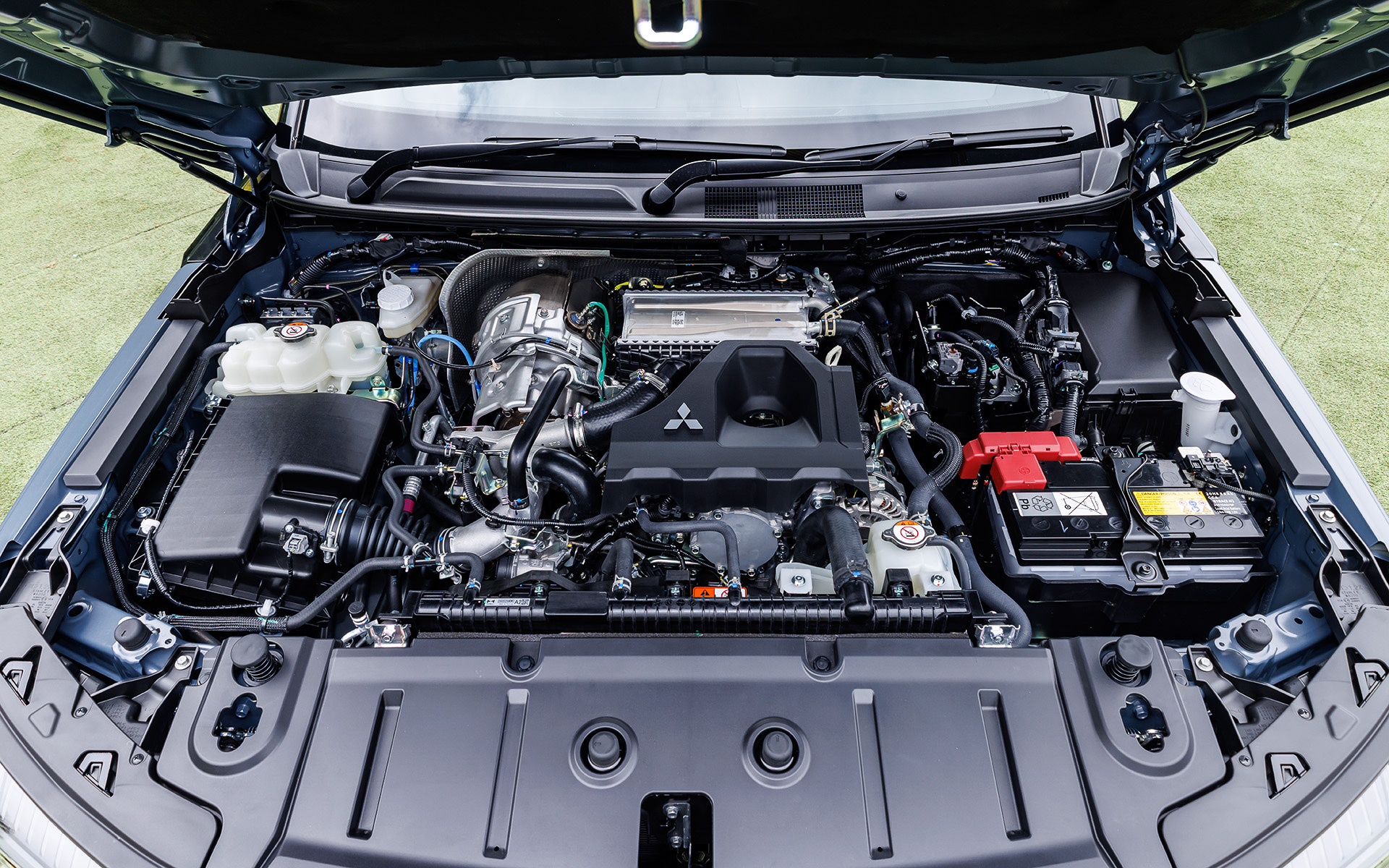 直列4気筒DOHC 2.4リッターディーゼルターボ「4N16」型エンジンは最高出力150kW（204PS）/3500rpm、最大トルク480Nm（48.9kgfm）/1750-2500rpmを発生。WLTCモード燃費は12.1km/Lとなっている