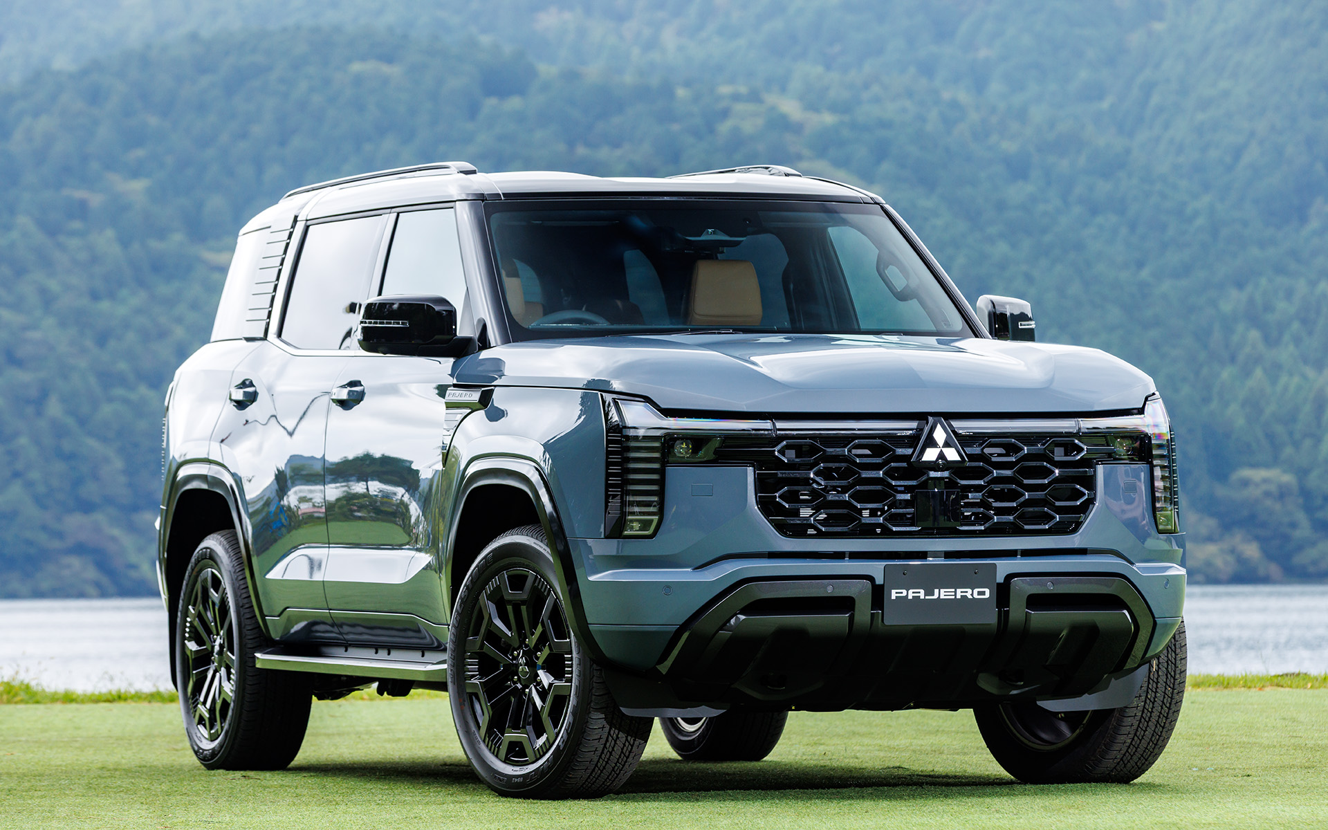 Двухцветный Mitsubishi Pajero спереди