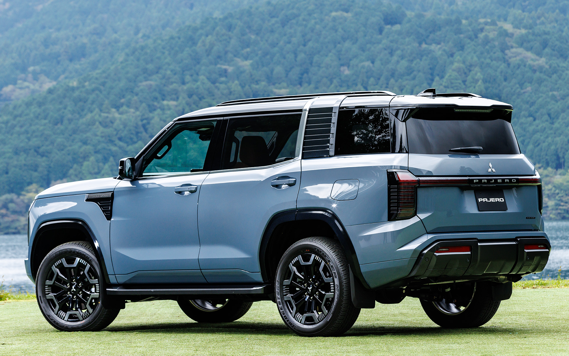 Mitsubishi Pajero сзади слева, видны диски