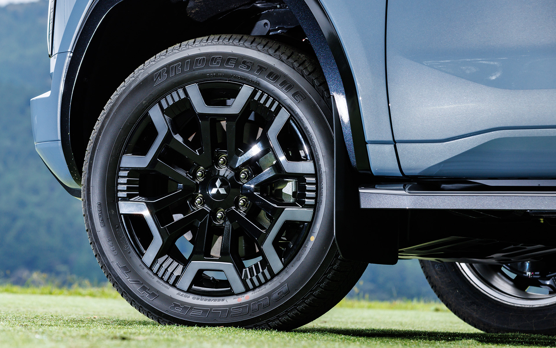 Колесо Mitsubishi Pajero крупным планом
