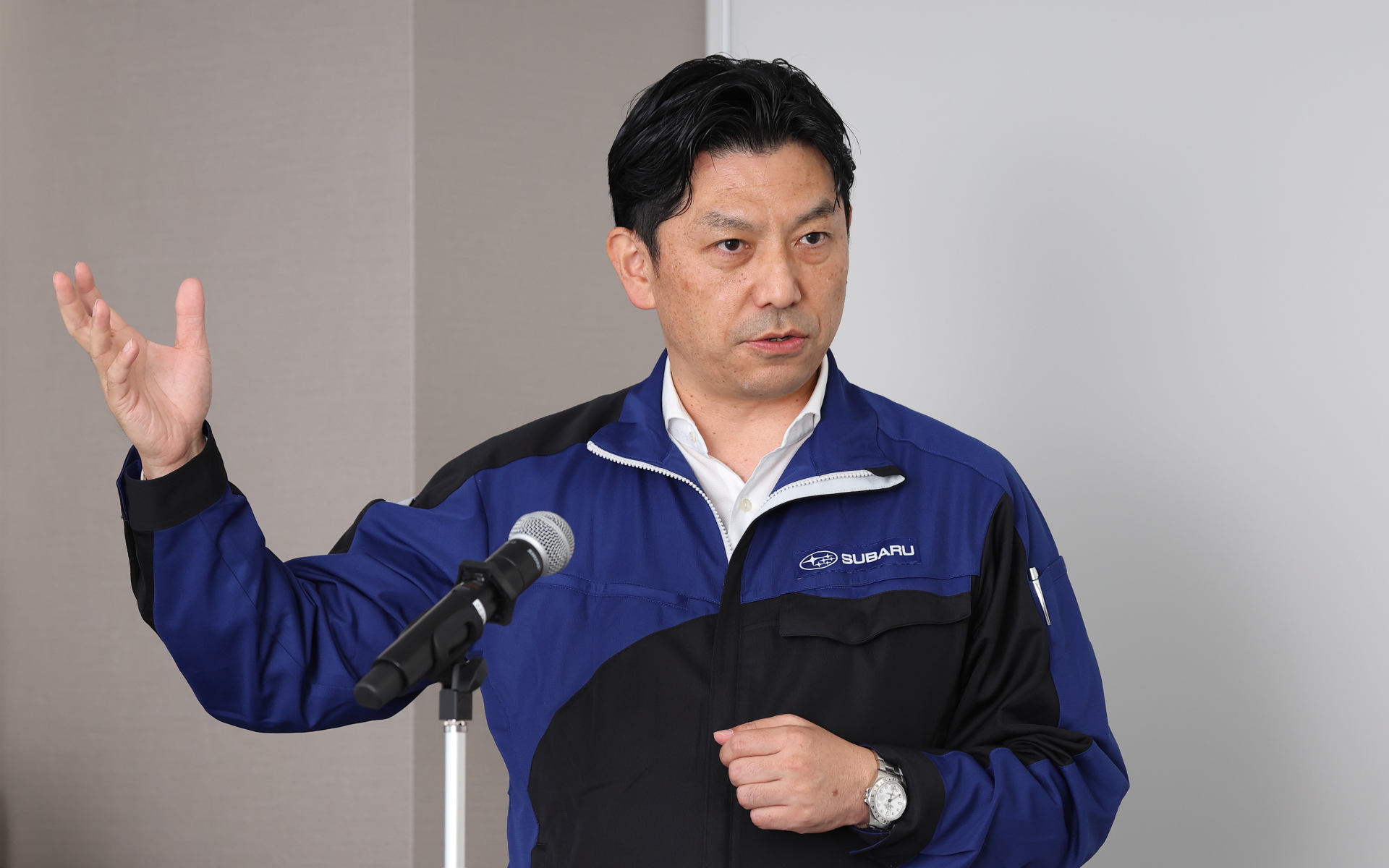 株式会社SUBARU 執行役員 技術本部副本部長 渡森孝有氏によるプレゼンテーションも行なわれ、「エンジン車であってもハイブリッド車であっても、バッテリEVであっても、スバルらしい安心と愉しさを手元に届く価格で多くのお客さまに享受いただける未来」を目指し、「ハードウェア、ソフトウェア、実車を一体で統合開発すること」「社内の設計・CAE解析・実験・品質部門に加え、部品メーカーの担当者も同一の場所に集結して開発を行なう（自前BEV開発では約300人規模の大部屋）分業しすぎない現場をつくること」「ドライバーが実際に感じ取る『数値化しにくい安心感や気持ちよさ』を人の感性で磨き上げること」に取り組んでいると紹介した