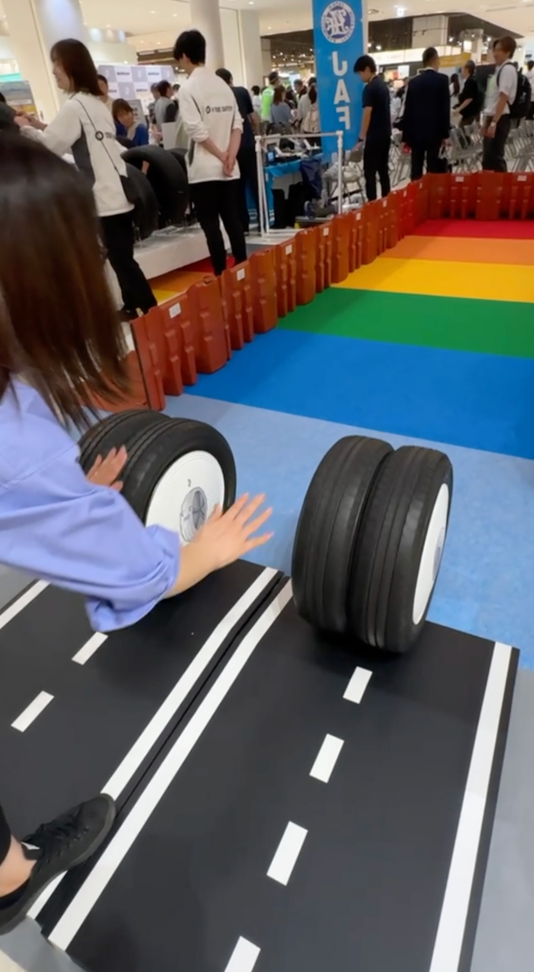 タイヤの適正な空気圧の重要性を、回転抵抗差で実感できるコーナーを体験。これは親子で楽しみながら学べますね