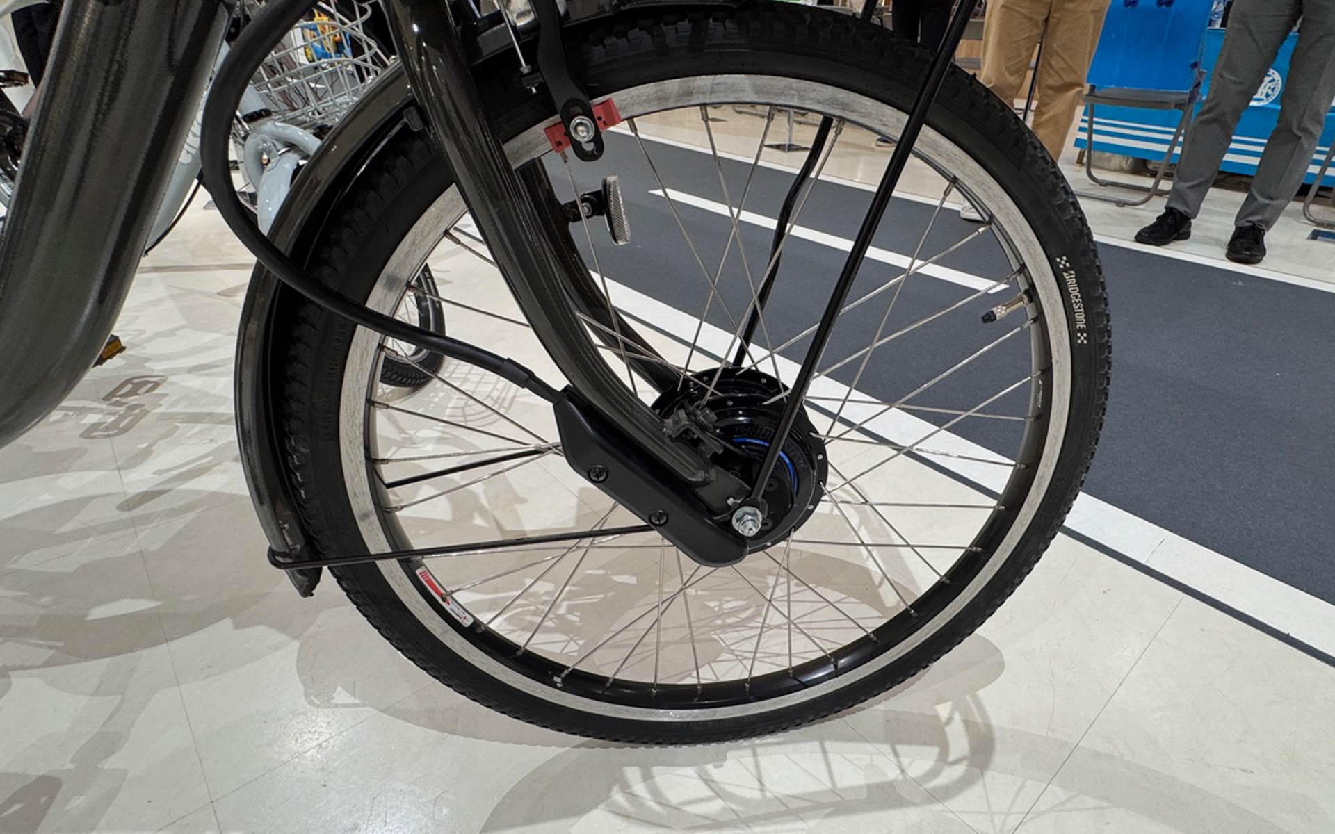 ブリヂストンの電動自転車「ビッケ モブ dd」は前輪にモーターを搭載。走りながら充電するって、すごい時代になりましたね