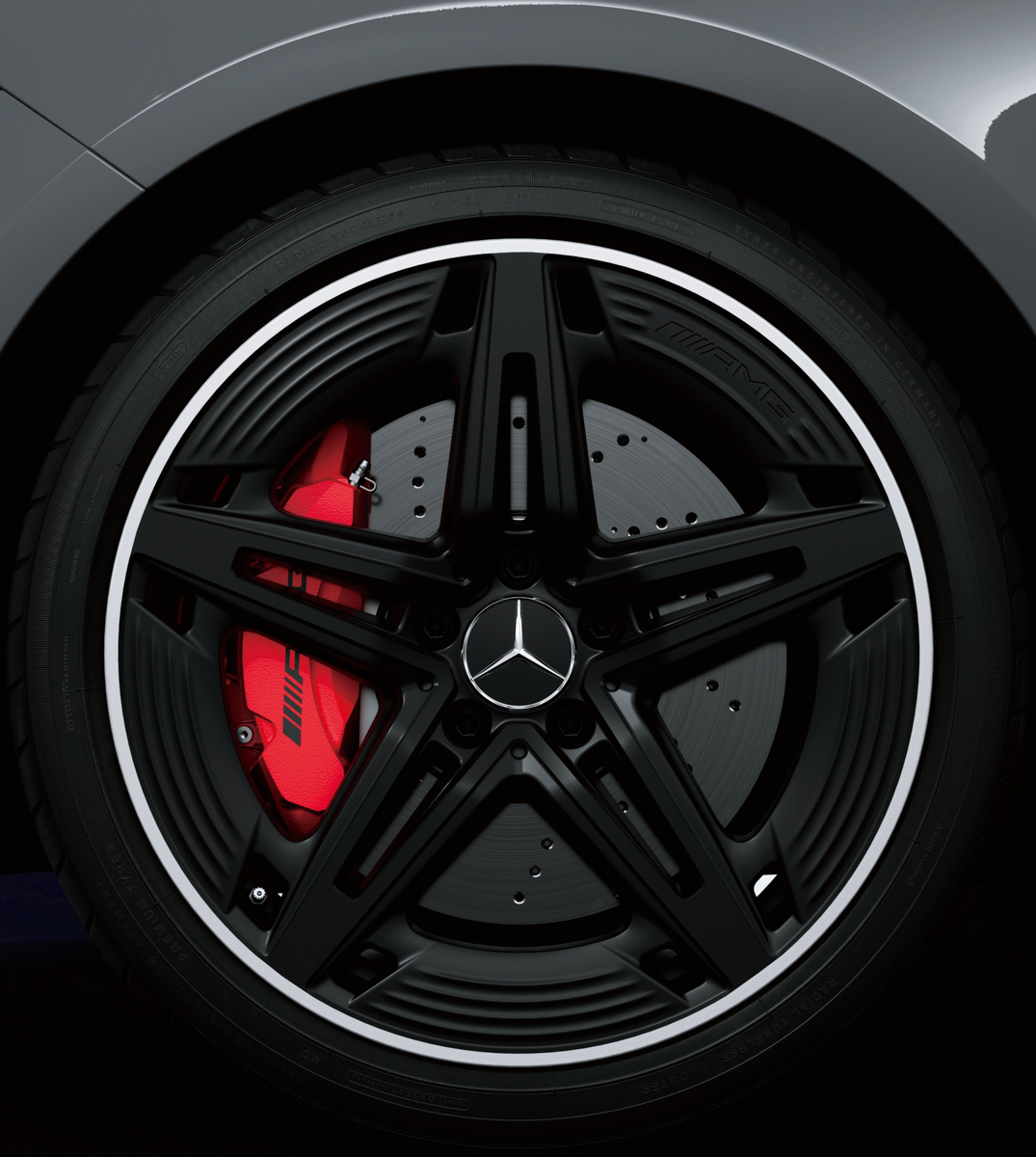 AMG レッドブレーキ・キャリパーを装備