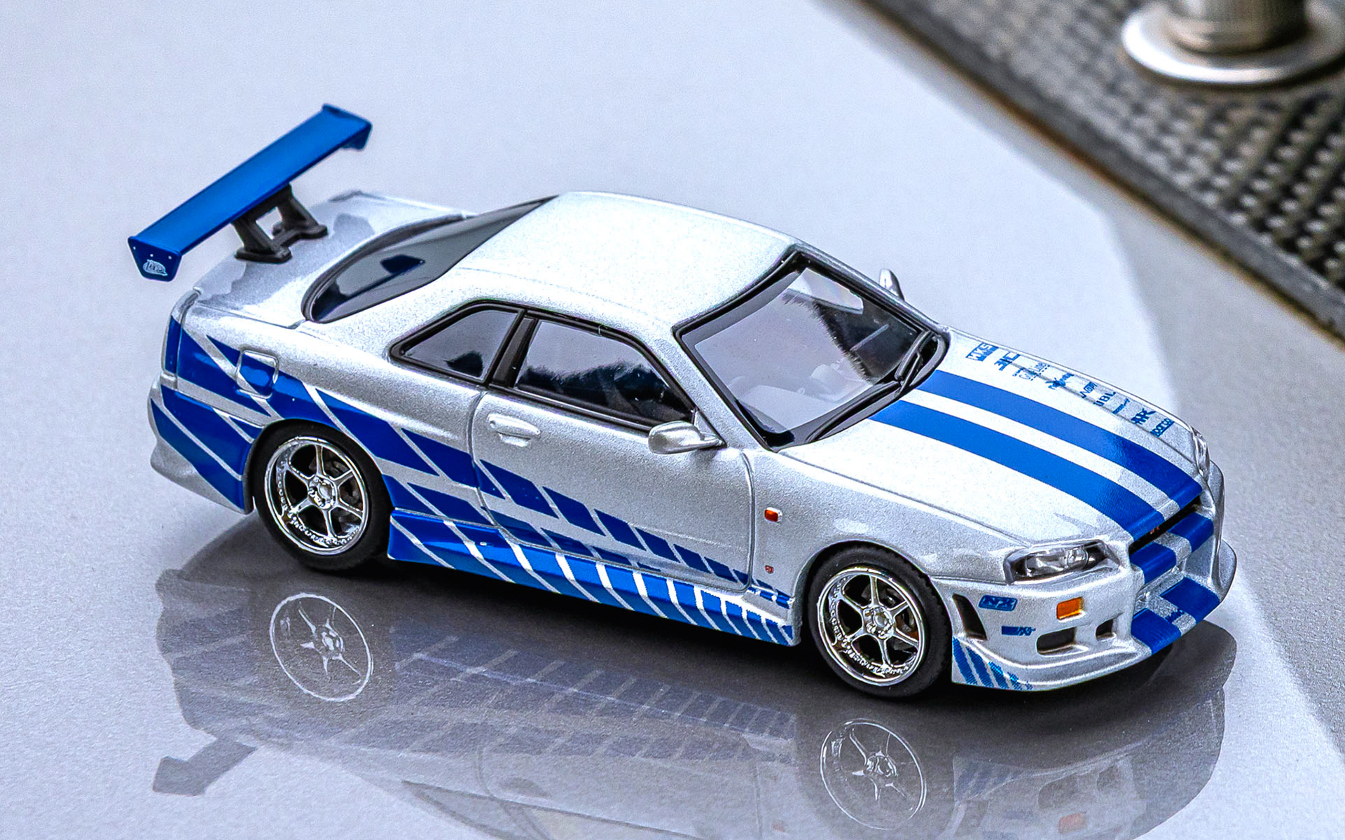 ブライアン・オコナーの愛車として映画『ワイルド・スピード X2』で登場した日産「スカイラインGT-R R34」を1/64スケールでダイキャストモデル化
