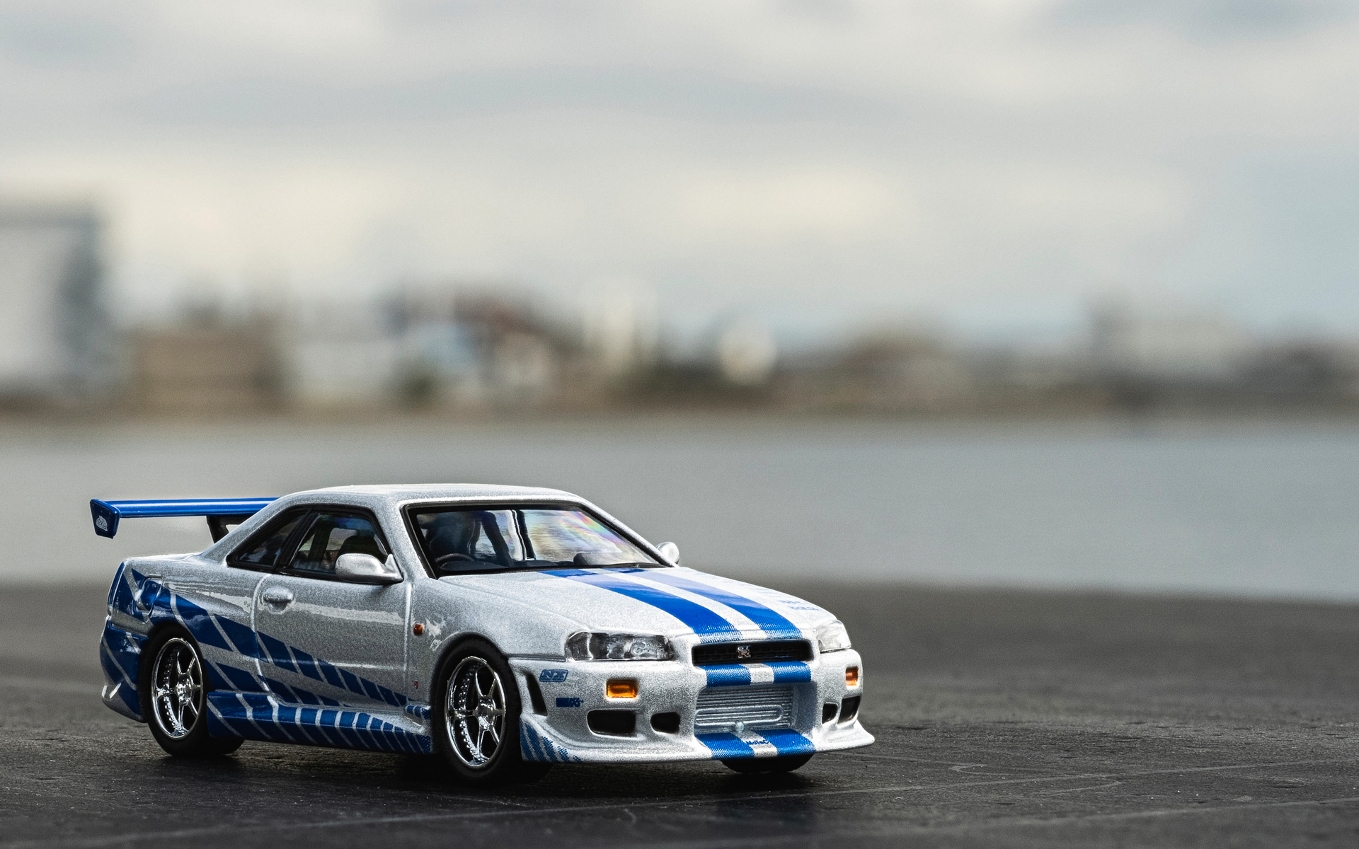 ブライアン・オコナーの愛車として映画『ワイルド・スピード X2』で登場した日産「スカイラインGT-R R34」を1/64スケールでダイキャストモデル化