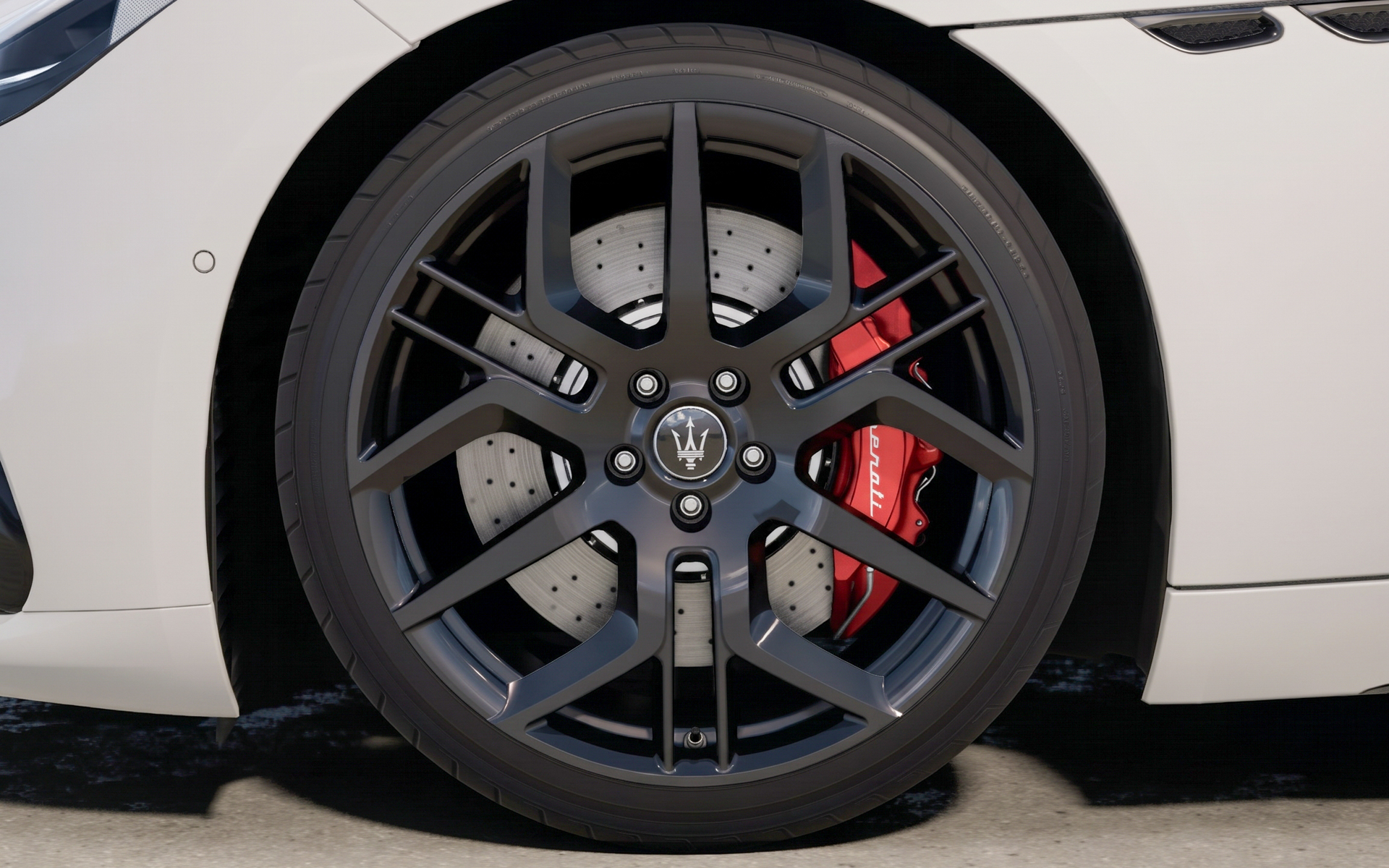 新デザインの「トライデント」鍛造ホイールを採用したほか、レッドアルマイト仕上げのブレーキキャリパーも装備