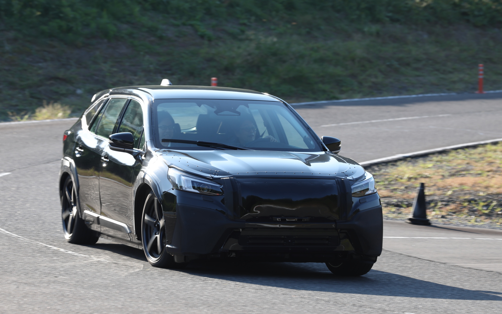 スバルが自社で開発した「BEV技術検証台車」。試作車ということで「アウトバック」のボディが用いられている