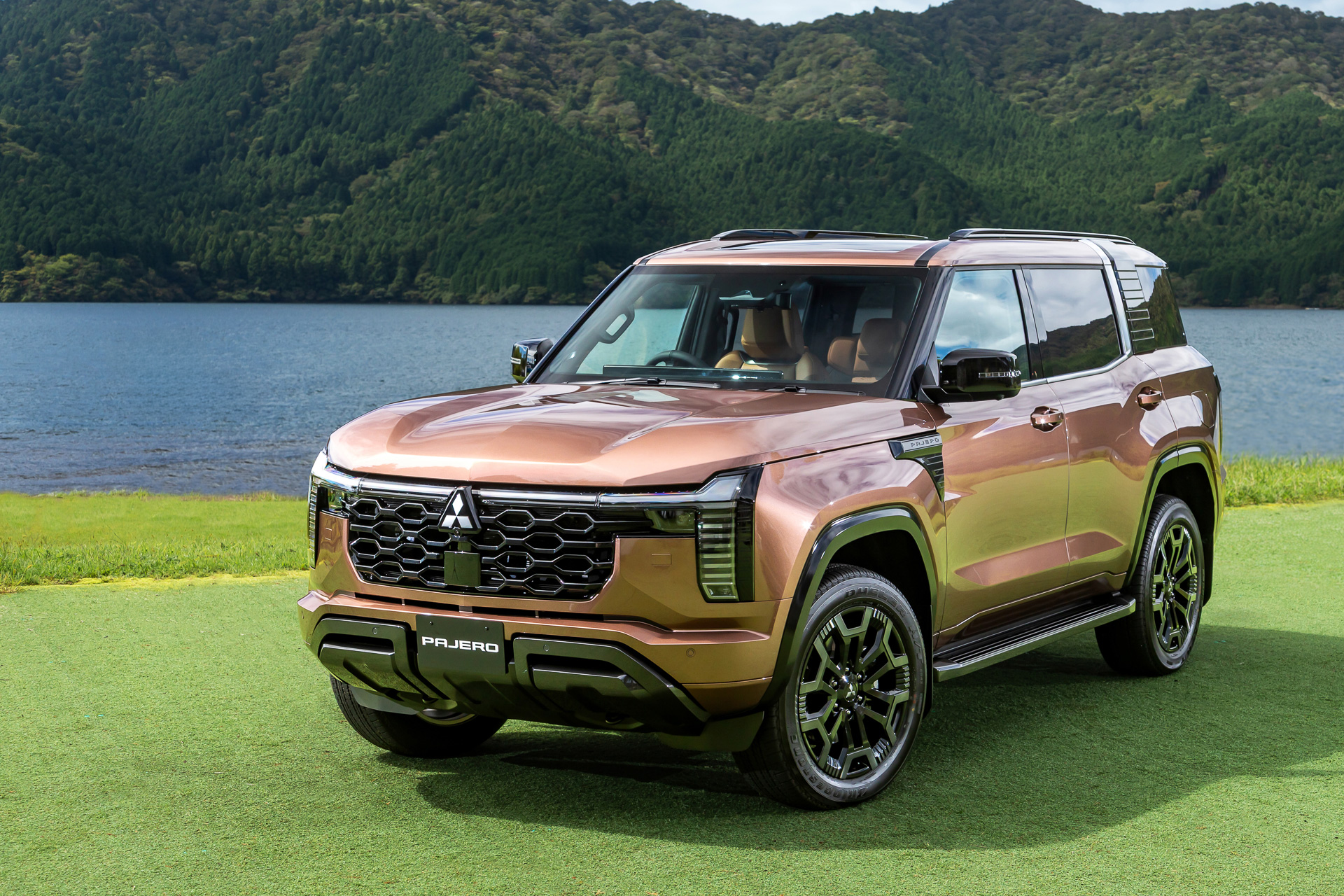 Mitsubishi Pajero пятого поколения, вид спереди три четверти