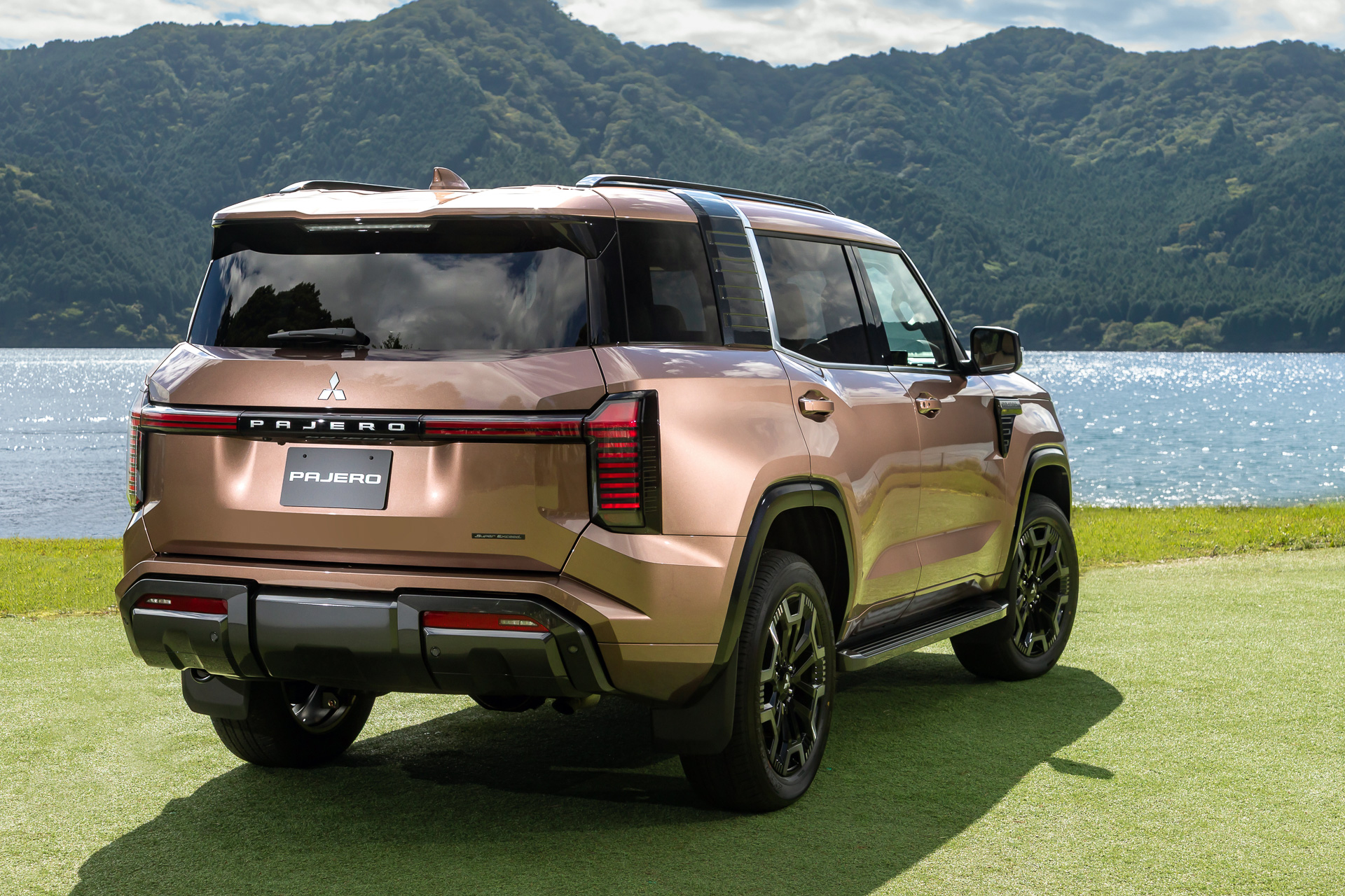Mitsubishi Pajero сзади три четверти
