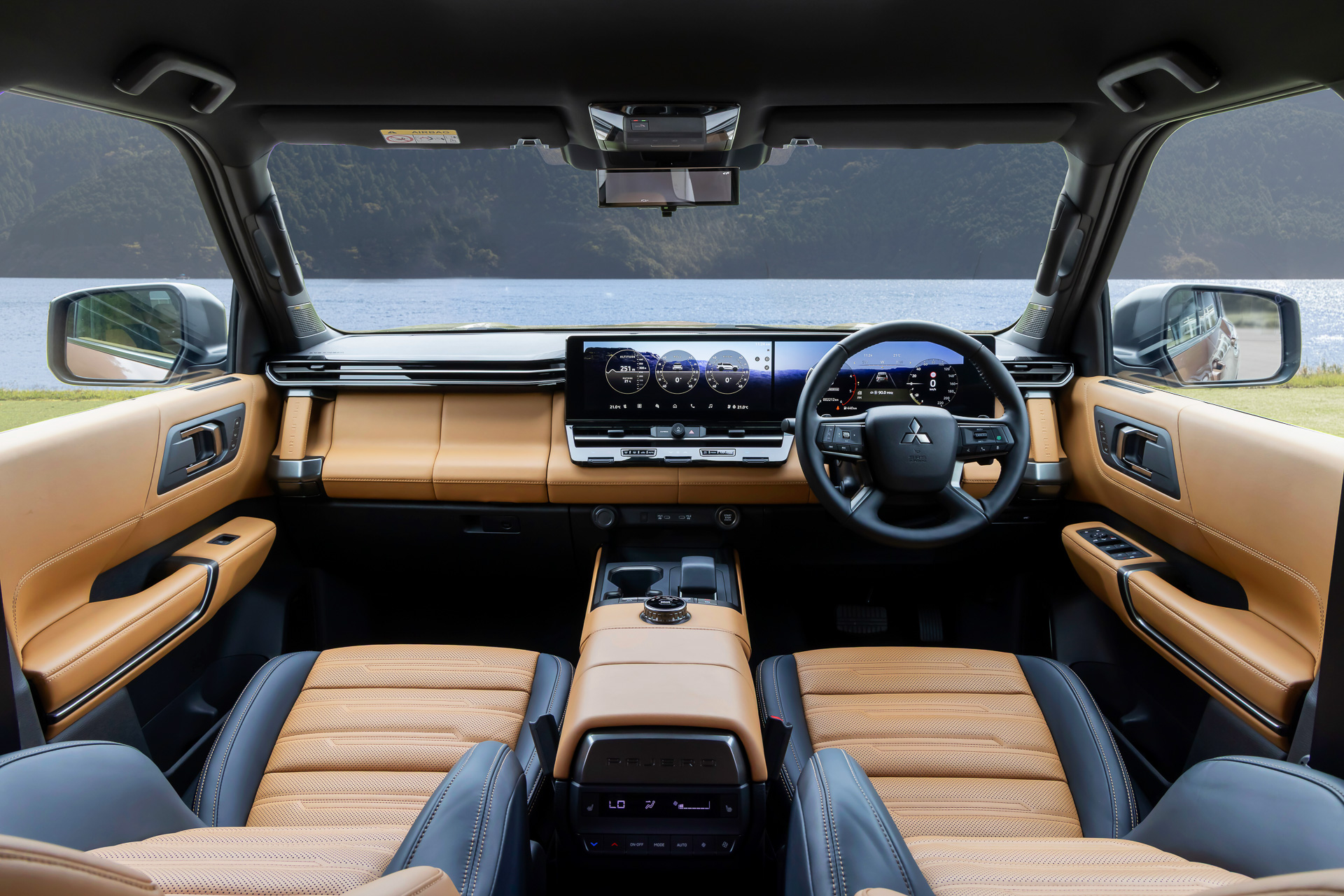 Передний ряд Mitsubishi Pajero SUPER EXCEED
