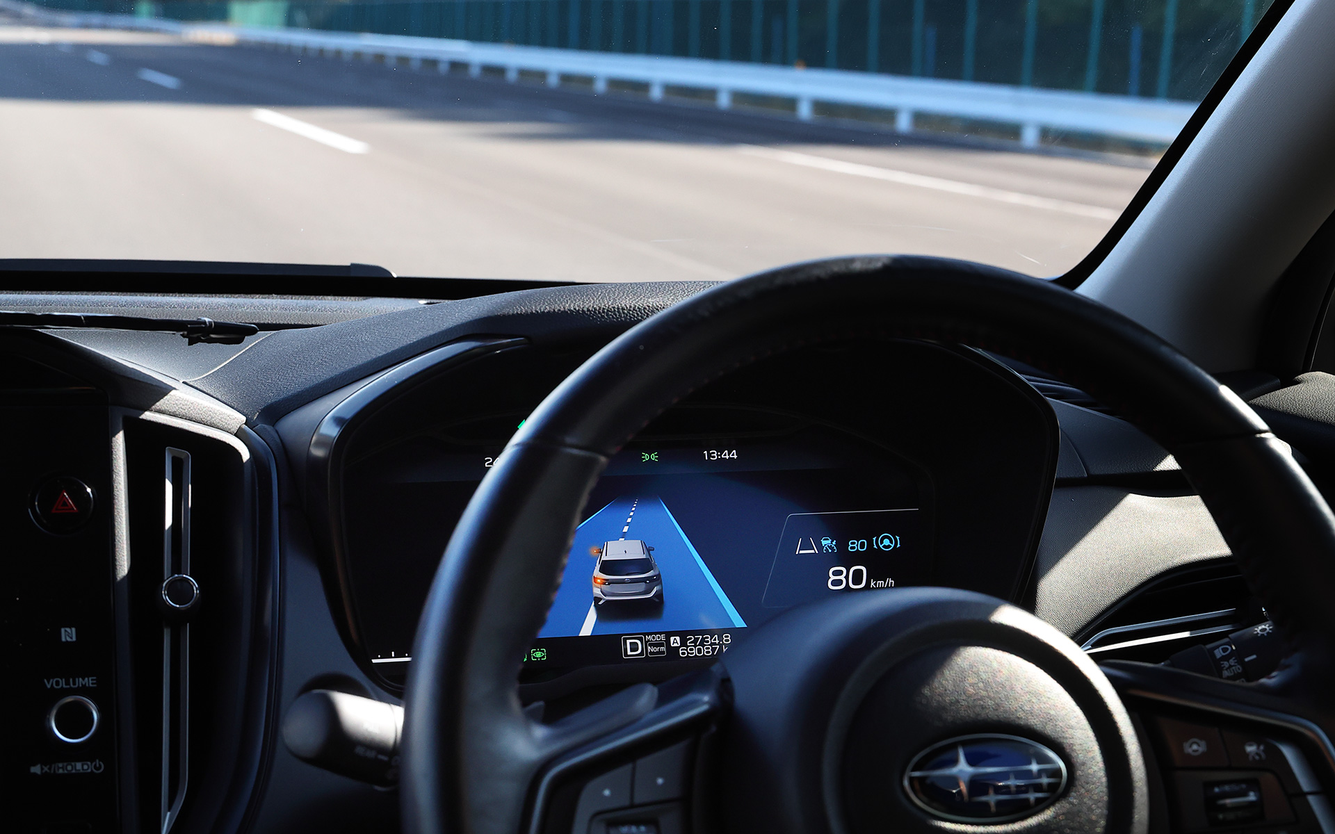 ハンズフリー中にウインカーを軽く操作するだけで、自動で前後の安全を確認しながら車線変更が行なえた