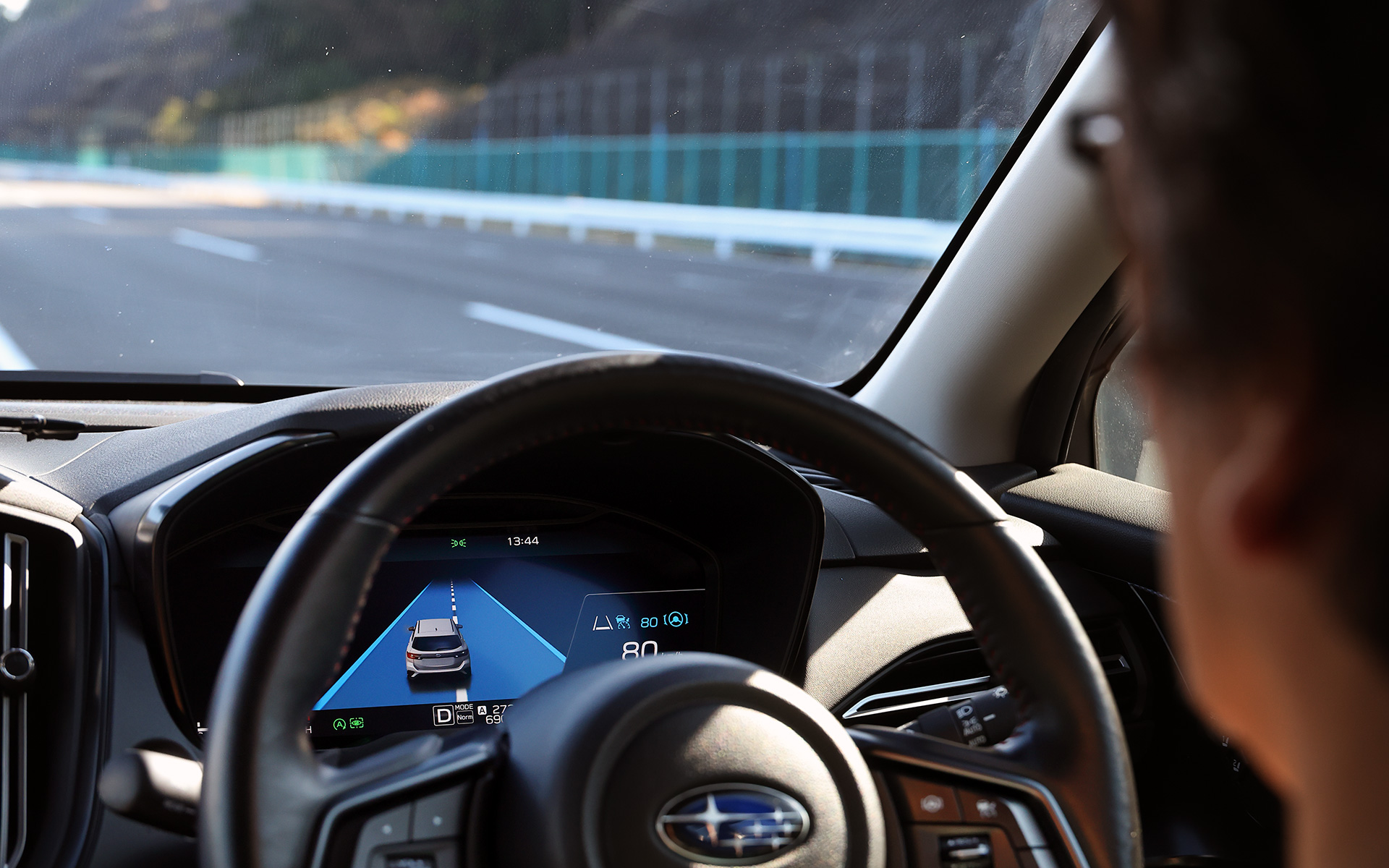 ハンズフリー中にウインカーを軽く操作するだけで、自動で前後の安全を確認しながら車線変更が行なえた