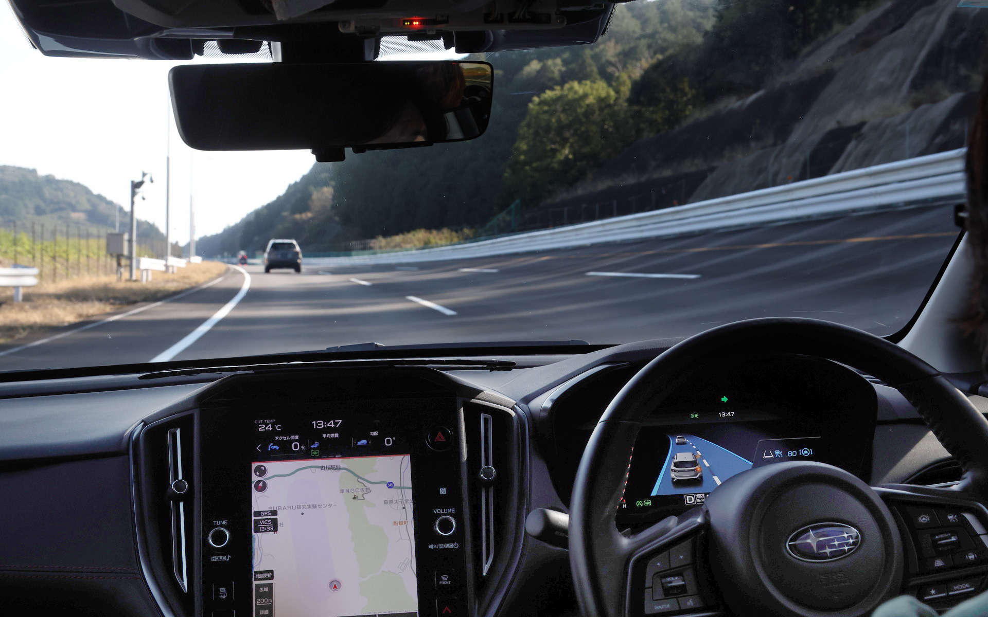 前方に遅い車両を認識すると、ハンズフリー中でも追い越しの動作に入る。ウインカーを出すタイミングは早めで、前後の安全確認もバッチリ