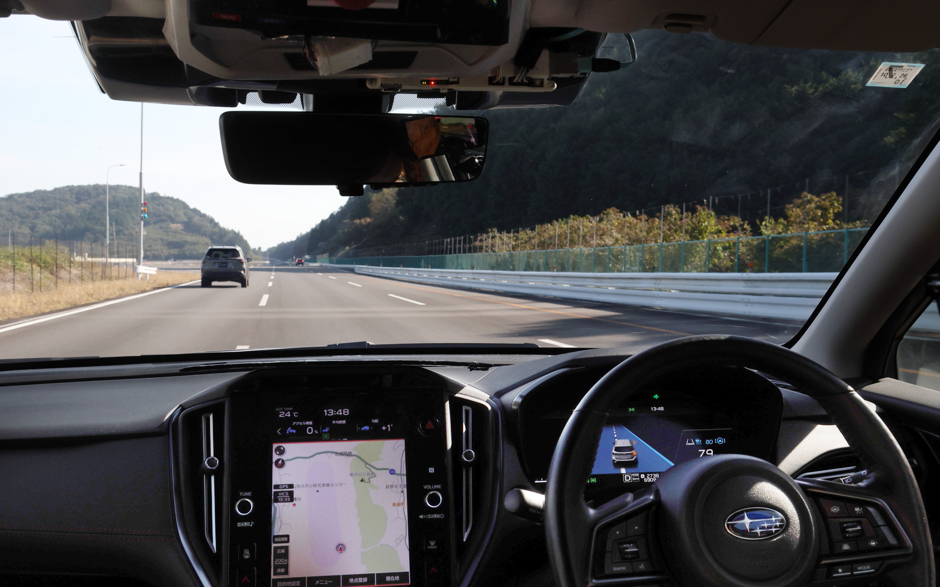 前方に遅い車両を認識すると、ハンズフリー中でも追い越しの動作に入る。ウインカーを出すタイミングは早めで、前後の安全確認もバッチリ