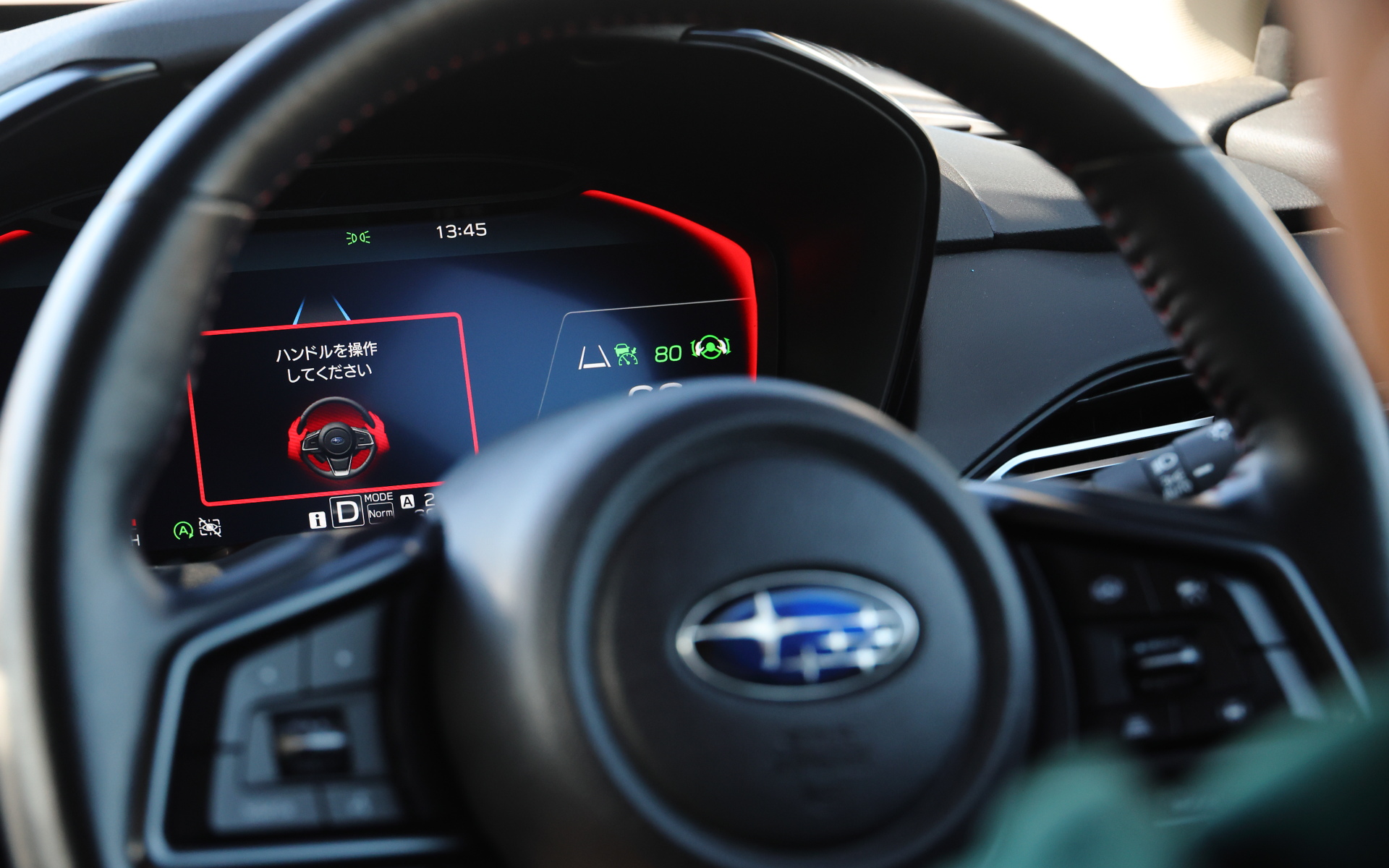 ドライバーに異常を検知すると車内に警報を鳴らし、メーター内のディスプレイにも警告が表示される