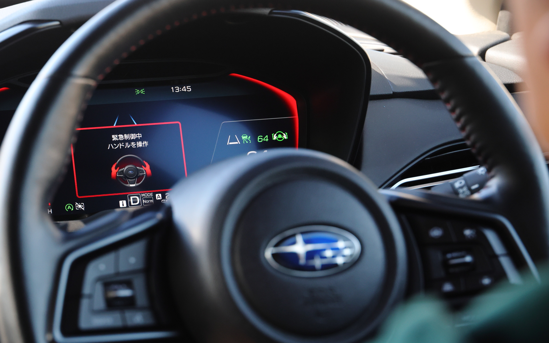 ドライバーに異常を検知すると車内に警報を鳴らし、メーター内のディスプレイにも警告が表示される