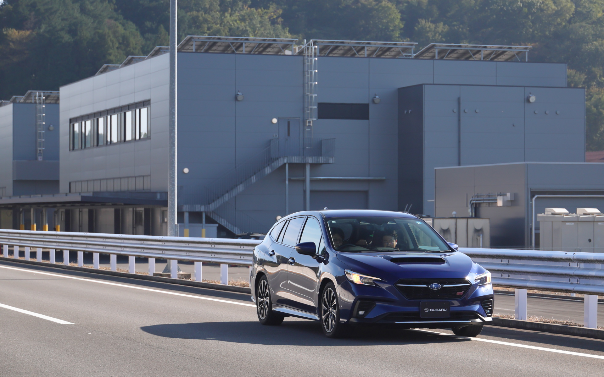それでも反応がないと車外にホーンを鳴らしながらハザードで知らせ、ゆっくりと路肩に寄って停止する。停止する際も安全確認を怠らないのがスバルらしい