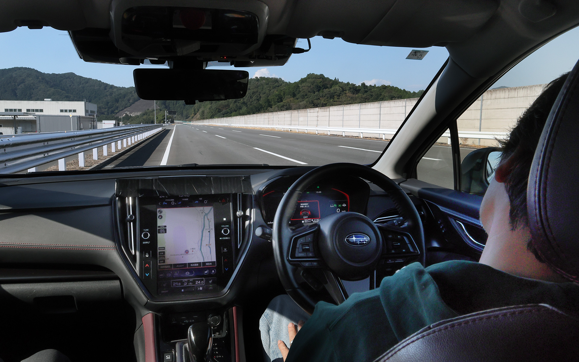 それでも反応がないと車外にホーンを鳴らしながらハザードで知らせ、ゆっくりと路肩に寄って停止する。停止する際も安全確認を怠らないのがスバルらしい