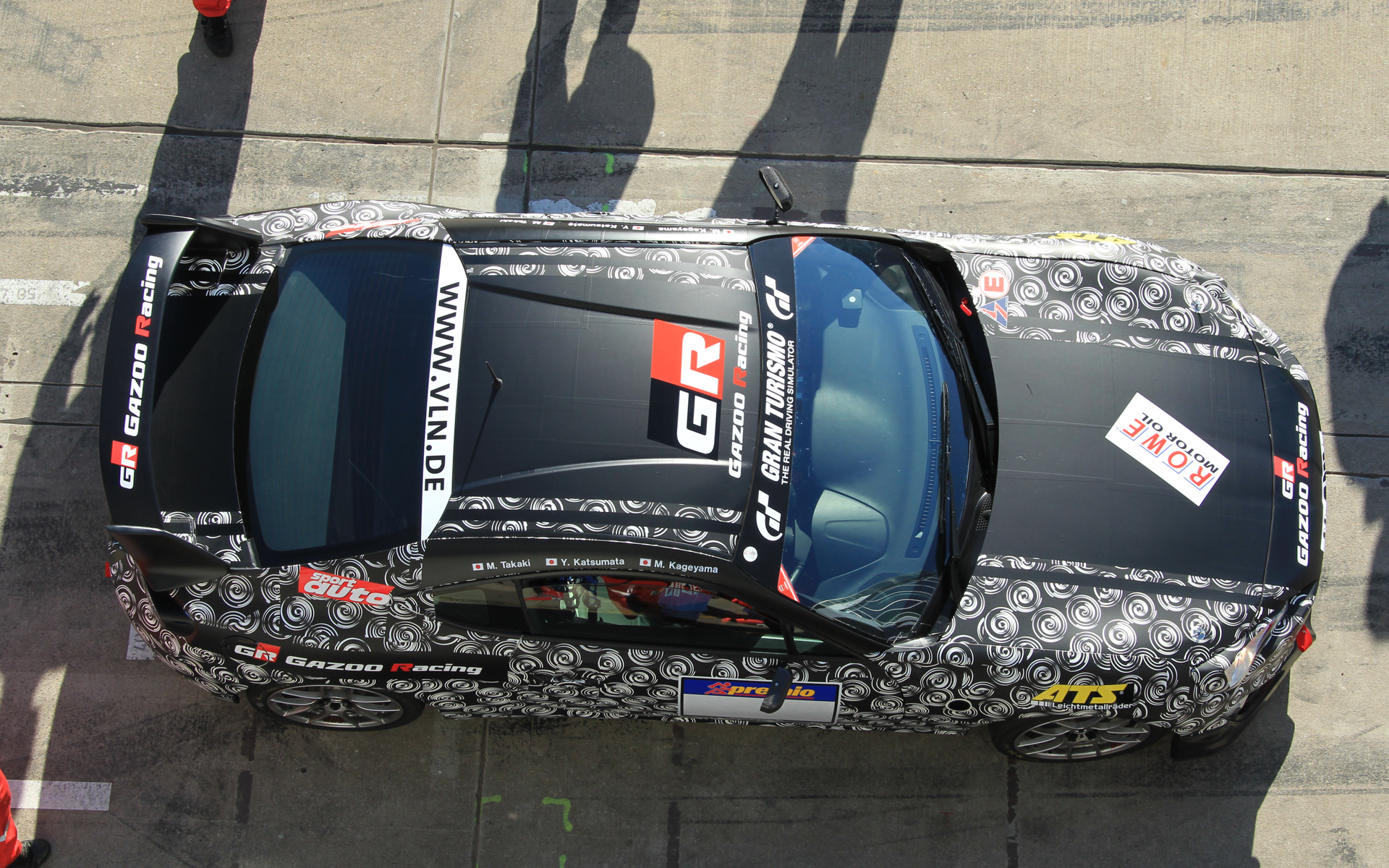 全身を白黒モノトーンの渦巻き迷彩で身を隠した「TOYOTA FT-86」