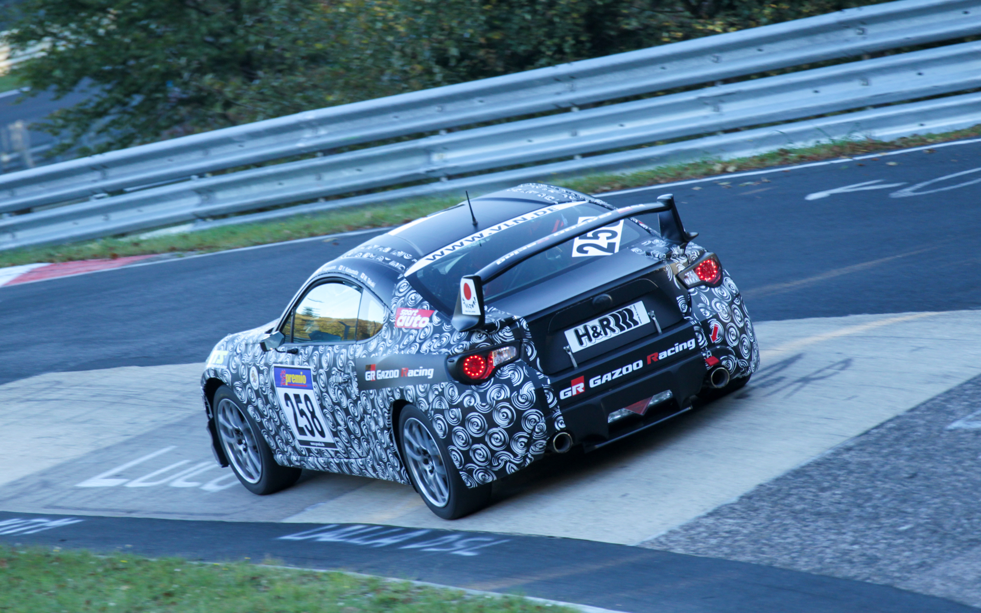 コーナーをオン・ザ・レールでスイスイと駆け抜ける「TOYOTA FT-86」