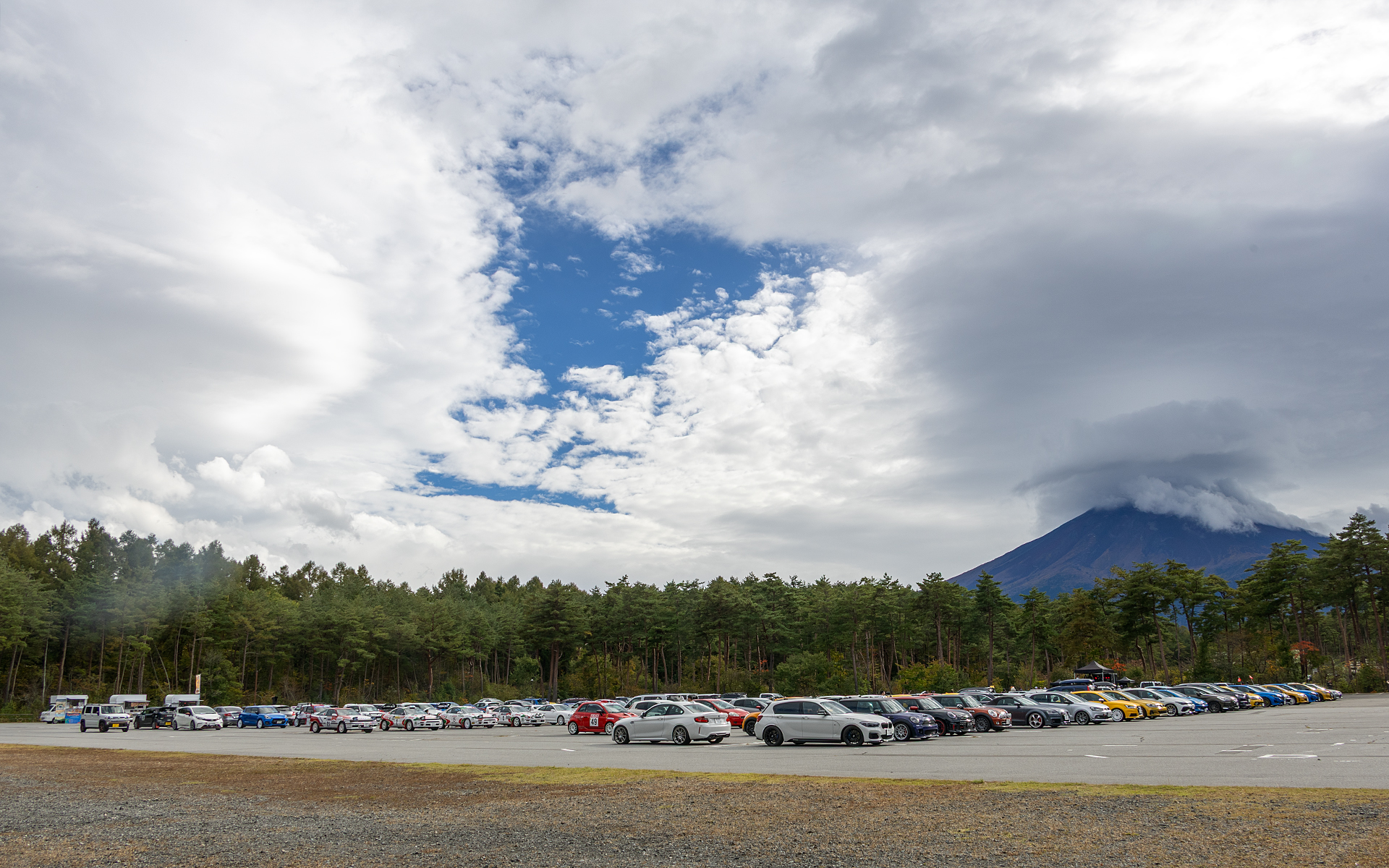 当日は雲が多い天気で、午後から雨の予報だったが、雨の影響はほとんどなかった
