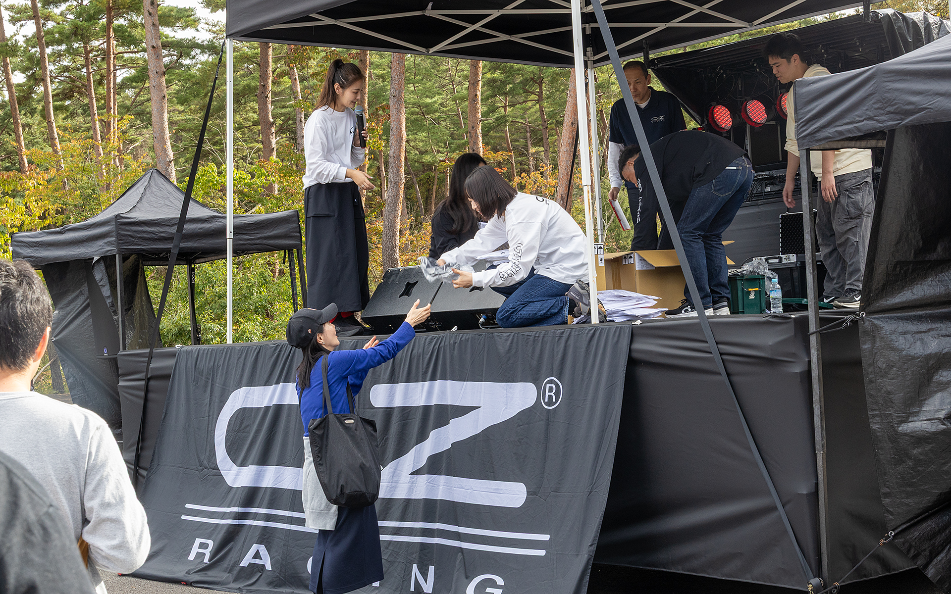 参加者全員に何らかのお土産が行き渡るような段取りとなっていた。イベント終了後は退場時間まで場内を使用できるようになっていて、記念撮影があちこちで行なわれていた