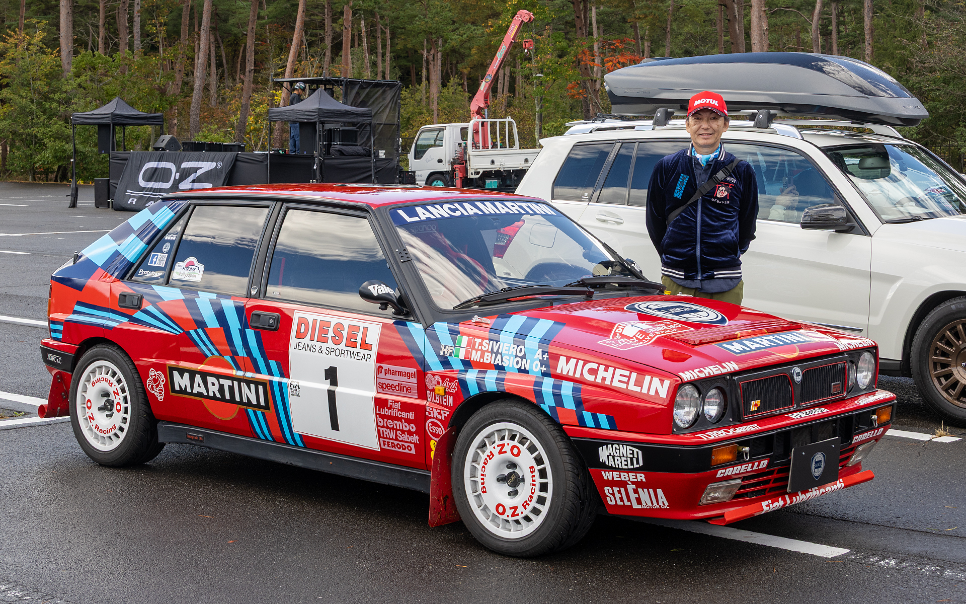 Yutaka Himuroさんのランチア デルタ16V。EVOはまだ見かけるが16Vは珍しくなった。クルマの維持については、世の中で言われるほど大変ではないとのこと。ラリーレプリカなので普段はスピードラインを履いているが、このイベントに合わせてクルマの購入時に付いていたラリーレーシングを装着。もともとは変色やロゴの剥がれなどがあったが、DIYで修復したという。