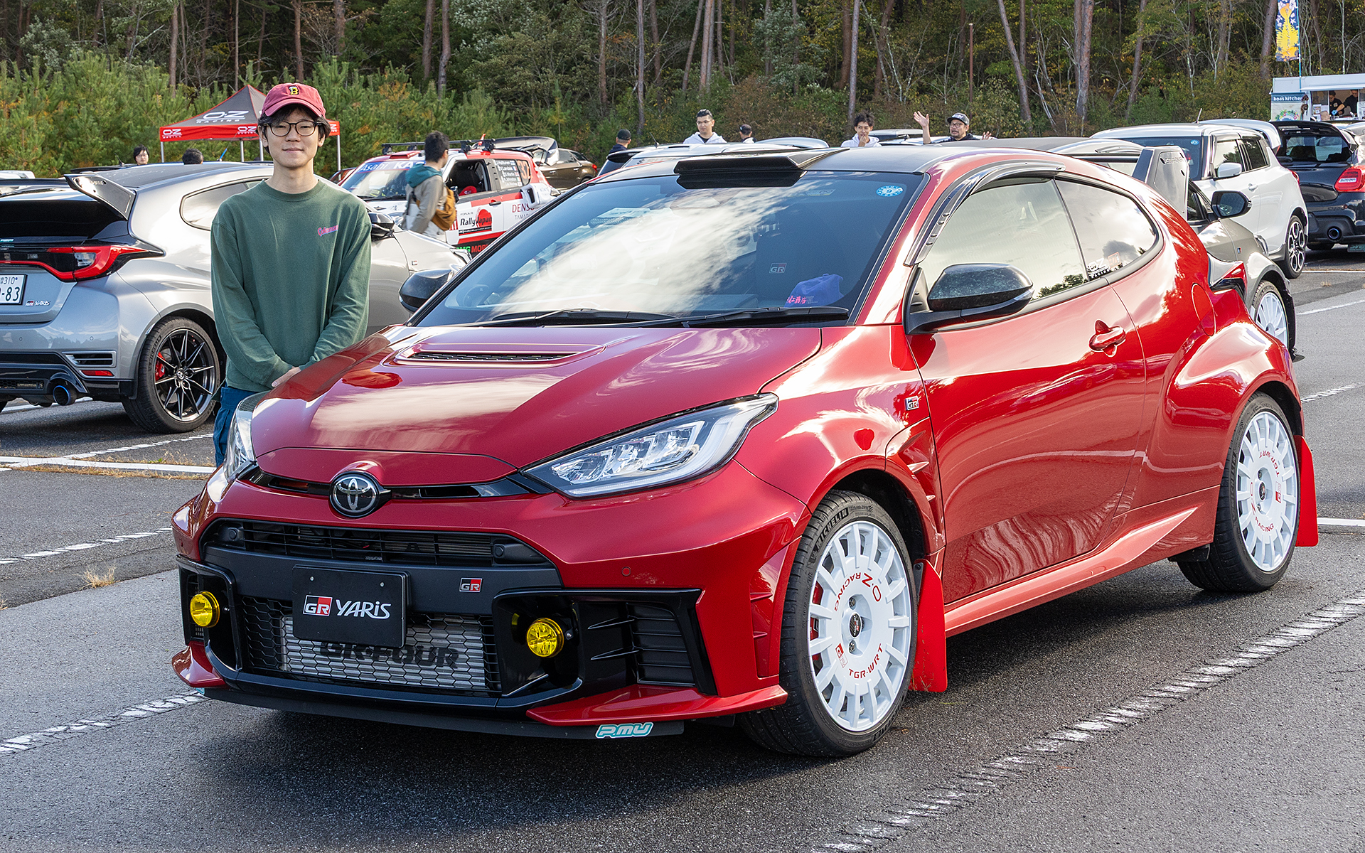 初期のGRヤリスから現行型のRZ“HighPerformance”＋AeroPerformance packageに乗り換えたとのこと。ホイールはラリーレーシング TGR WRTを選択する。GRヤリスでの乗り換えに関して感想を聞いてみると、普段乗りでも進化が体感できるほどという