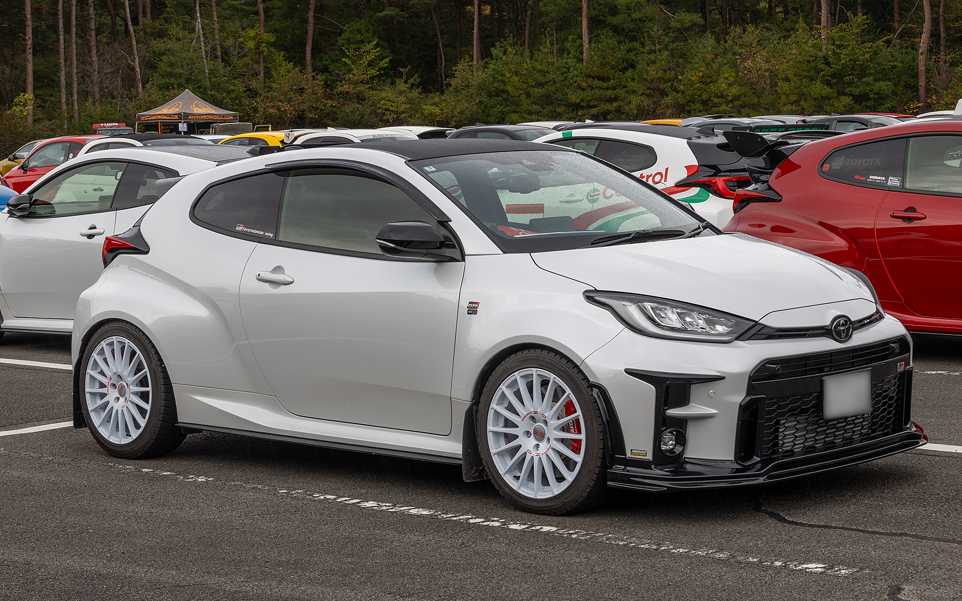 白いボディに白いスーパーツーリズモ WRC
