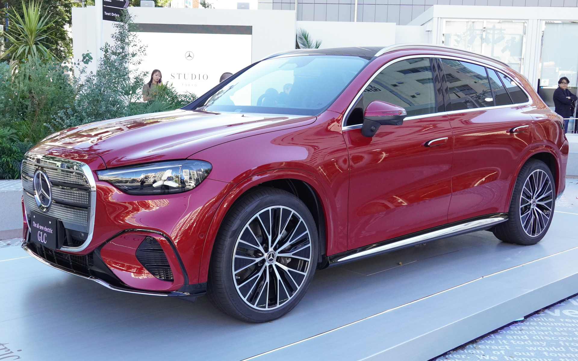 GLC 300 4MATIC electric、ボディカラーはMANUFAKTURパタゴニアレッド