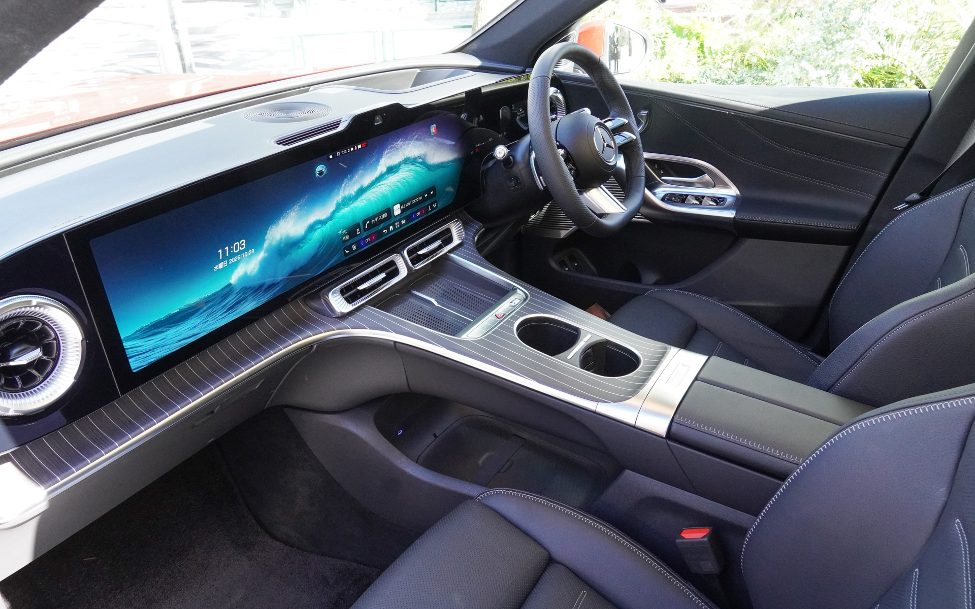 横幅39.1インチMBUXハイパースクリーンにはエモーショナルモードがあり、憩いのひとときを演出するという」