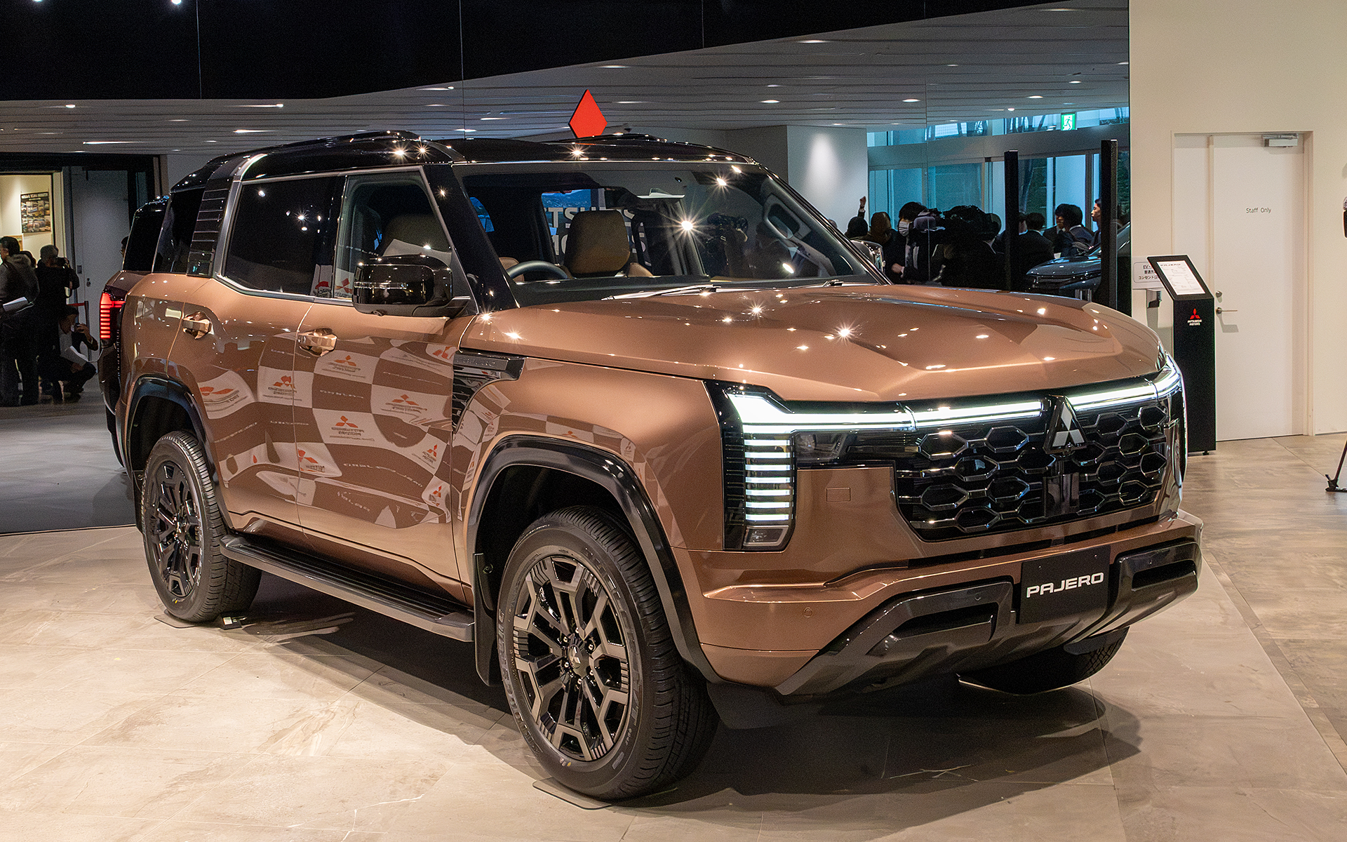 三菱自動車本社ショールームに展示されている新型パジェロ。ボディカラーはアーマーカッパーメタリック