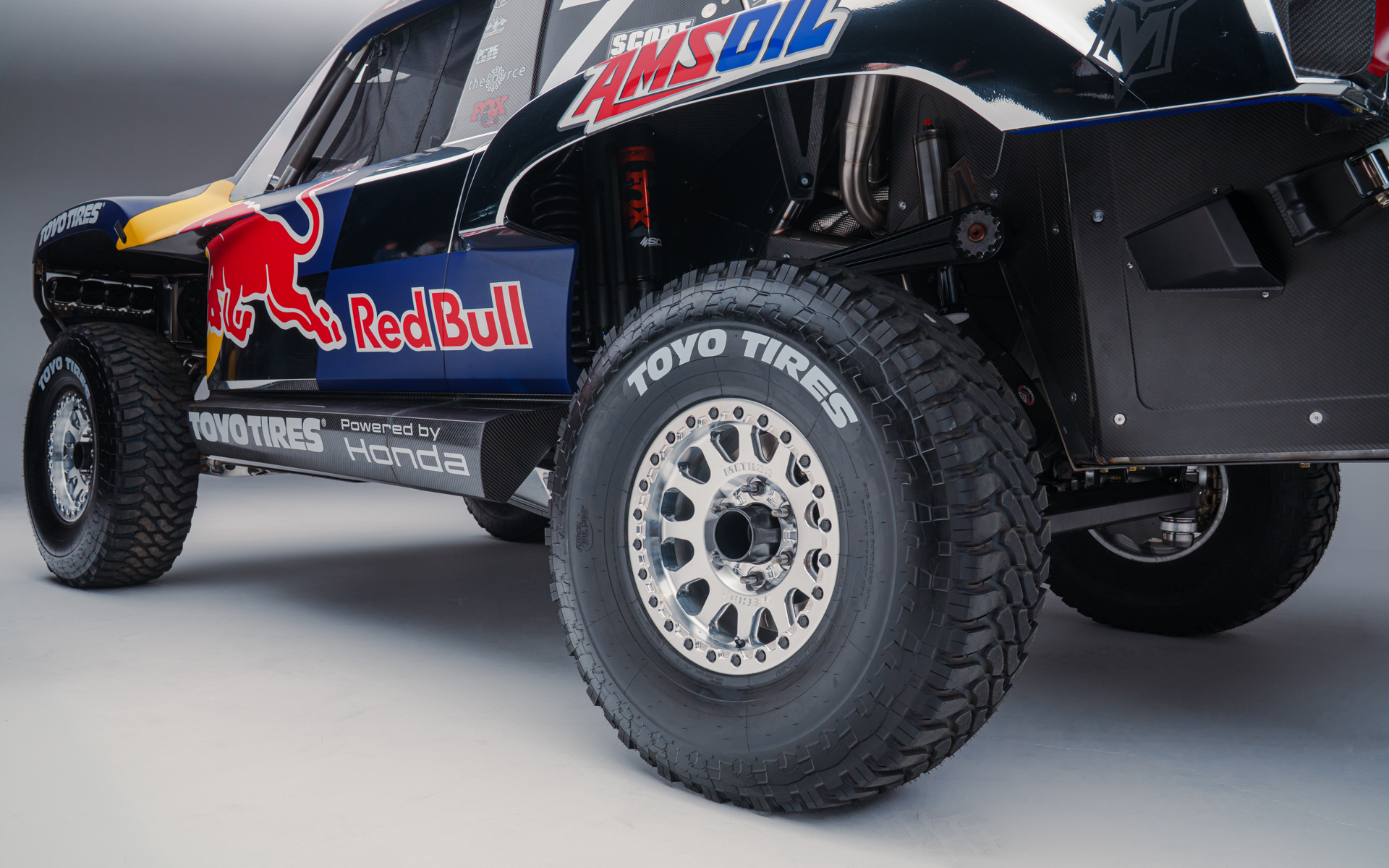 装着タイヤはTOYO TIRE