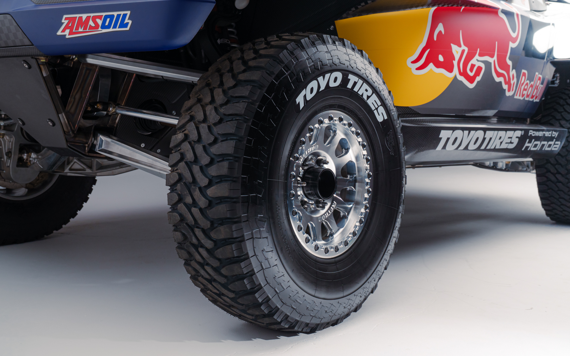 装着タイヤはTOYO TIRE