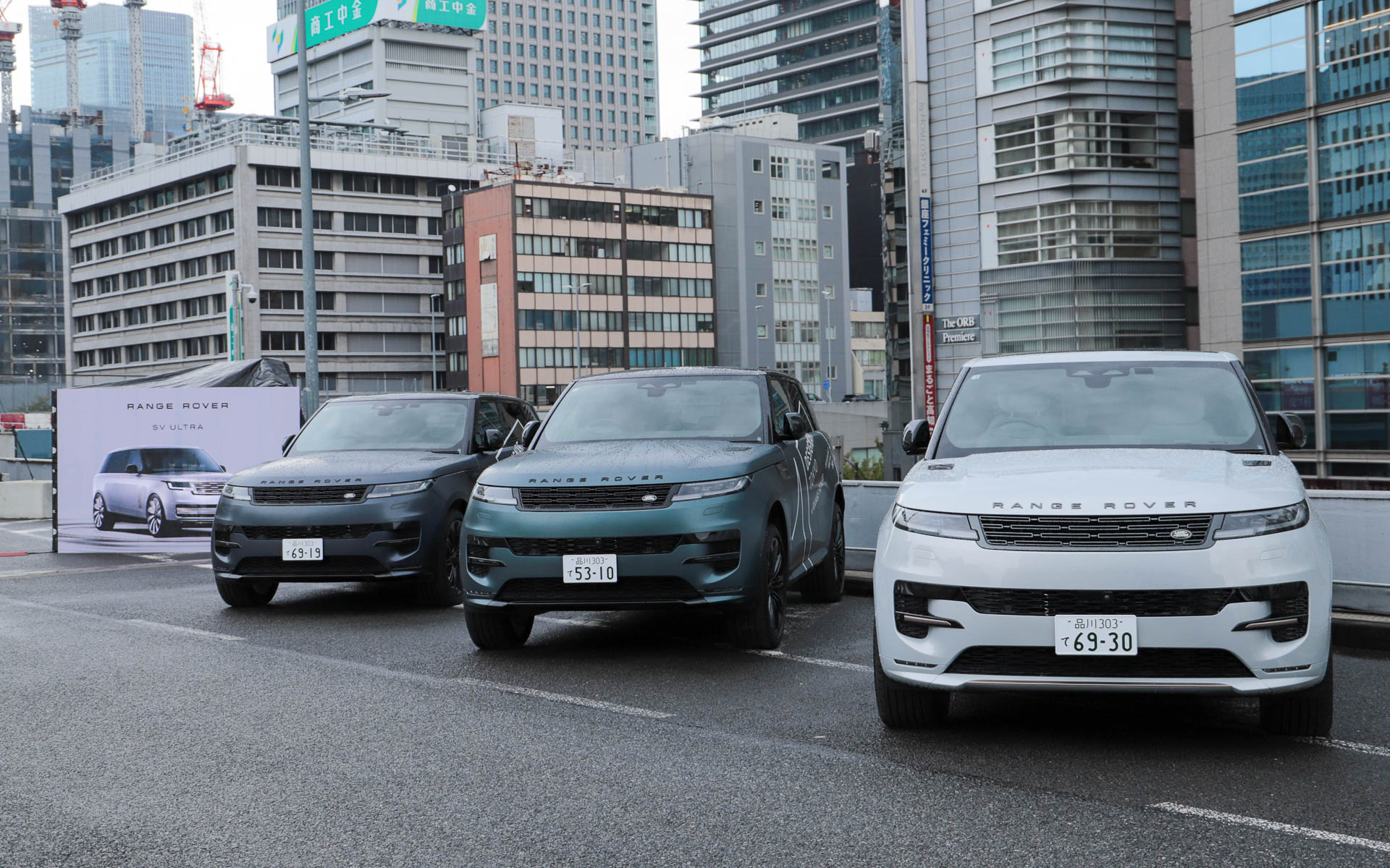 DESIGNART TOKYO 2026の専用ラッピングが施されたランドローバー車