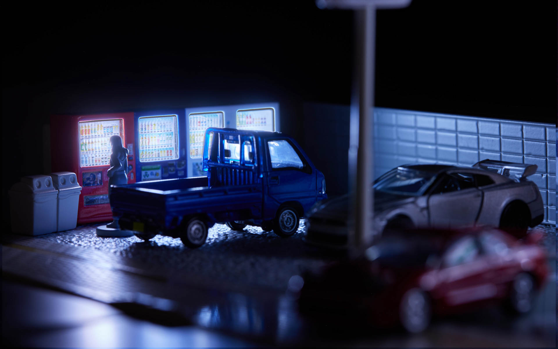 「夜のドライブで立ち寄った自販機のある駐車場」の記憶が再現されたかのよう