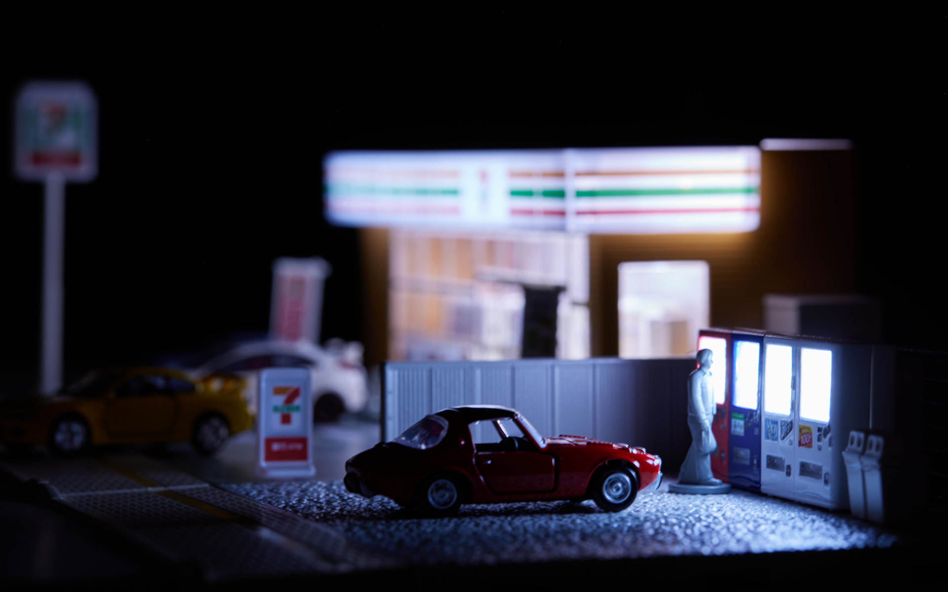 夜の自販機から漏れ出る光がクルマのボディを照らすエモさがたまらない