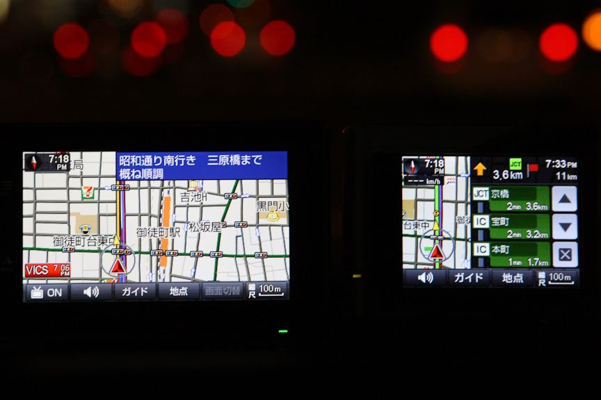 VICSビーコンユニットは精度面でも有効。どちらも高速道路の案内をしているが、実は一般道を走行中だ。だが、NV-U3Vは一般道にしかない光ビーコンを受信したことで、一般道を走行していると認識してリルートを実施。案内も一般道を使ったものに切り替えている