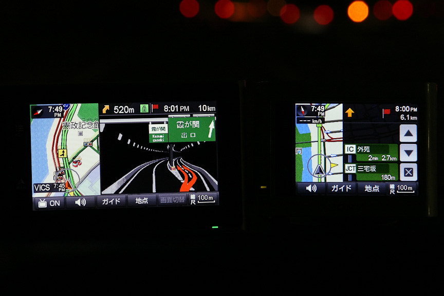NV-U3Vは推測航法中でもオートリルートを実行。地図の右側方向になる目的地に向かうため、次のランプで降りる案内を行なった。かなりイジワルな条件でのテストだが、これだけしっかりと案内してくれれば据え置きタイプのナビと変わらない