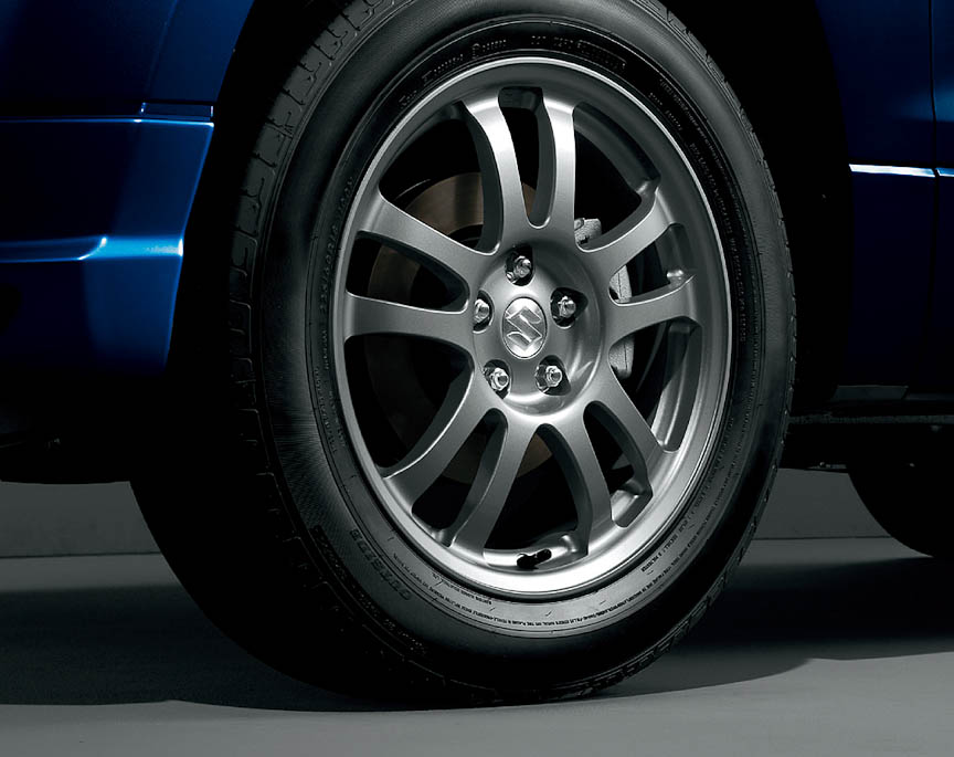 18インチアルミホイールはガンメタリックで塗装される