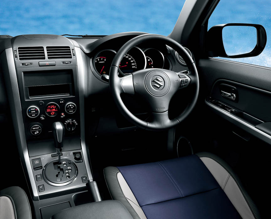 シフトパネルとパワーウインドースイッチベゼルはカーボン調