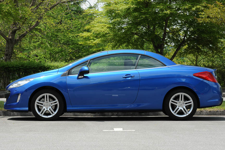 ハッチバックと同じなのはフロントグリルとボンネットのみ、あとはすべてCC専用パネルが奢られている。傾斜の強いフロントウインドー、サイドウインドー下端のクロームガーニッシュ、AM/FMアンテナ内蔵リアスポイラーなど、スペシャリティカーらしい演出が施される