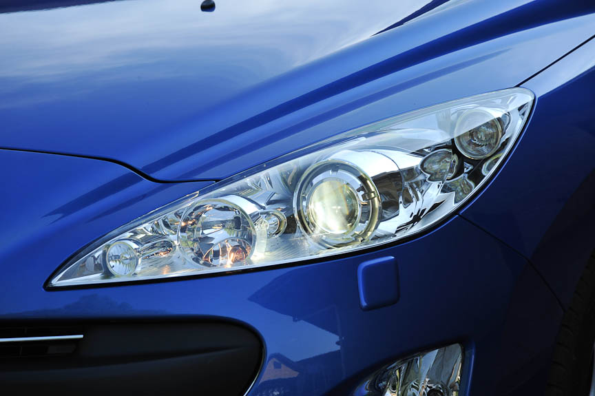 Griffeのヘッドランプはディレクショナル・バイキセノン。ステアリングの舵角に応じて外側15度、内側7度の範囲で可動する