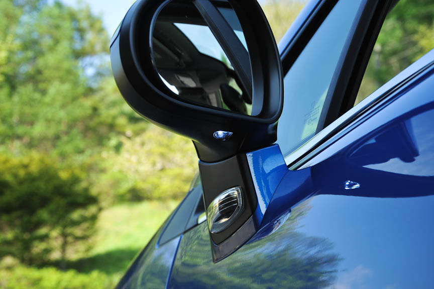 左右ドアミラーの下部には、サイドターンシグナルランプと、暗所での乗降時に足下を照らすLEDのウェルカム・ライトがある