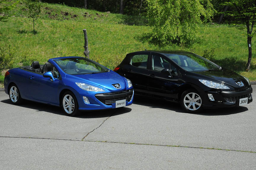 ハッチバック（右）は「308 VOYAGE」。Premiumに純正HDDカーナビなどを搭載した特別仕様車