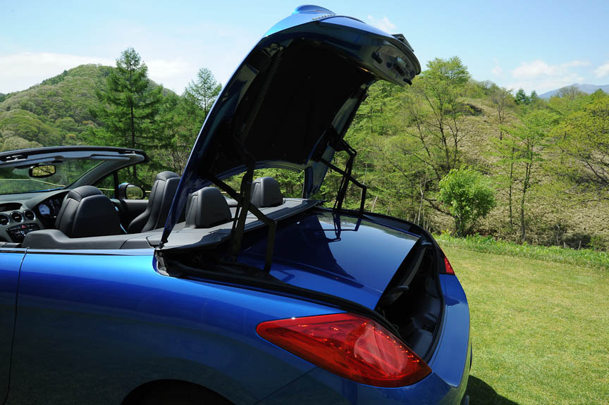 トランクリッドを開けたところ。オープン時は上半分のスペースにルーフが格納されるので、容量は226Lとなる