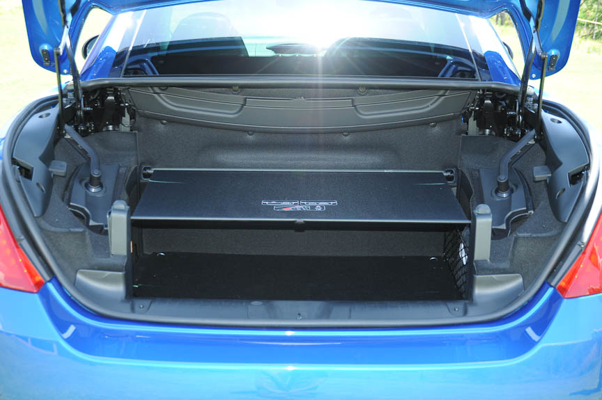 ルーフを閉じた状態のトランク。写真左はルーフを格納するスペースとラゲッジスペースを仕切るためのスクリーン（写真右）で、これがセットされていないとルーフを開けることができない。スクリーンを外した状態（写真中）では容量は403Lとなる