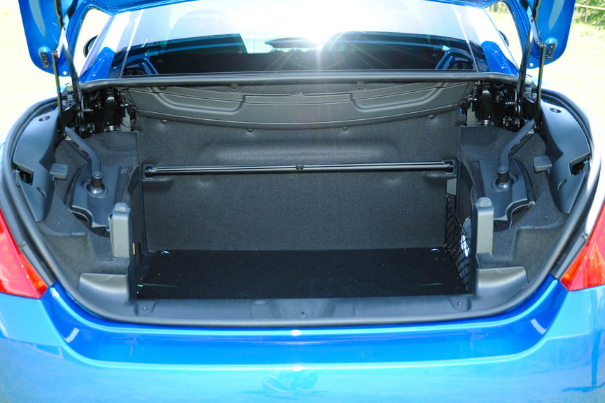ルーフを閉じた状態のトランク。写真左はルーフを格納するスペースとラゲッジスペースを仕切るためのスクリーン（写真右）で、これがセットされていないとルーフを開けることができない。スクリーンを外した状態（写真中）では容量は403Lとなる